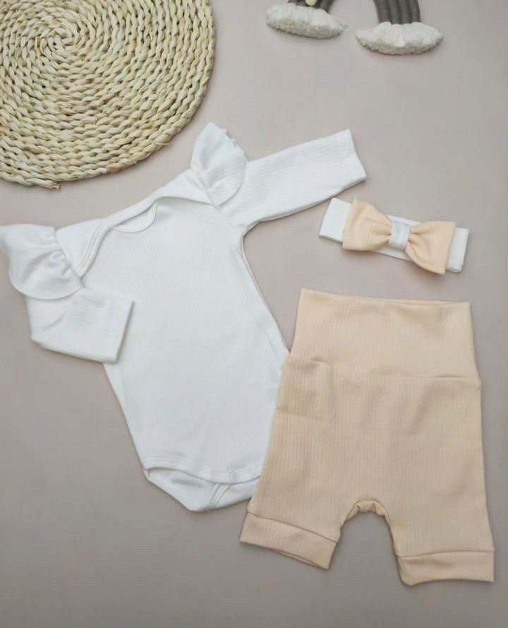 Комплект для новонародженої дівчинки : боді з рюшами + шорти-трусики + пов’язка