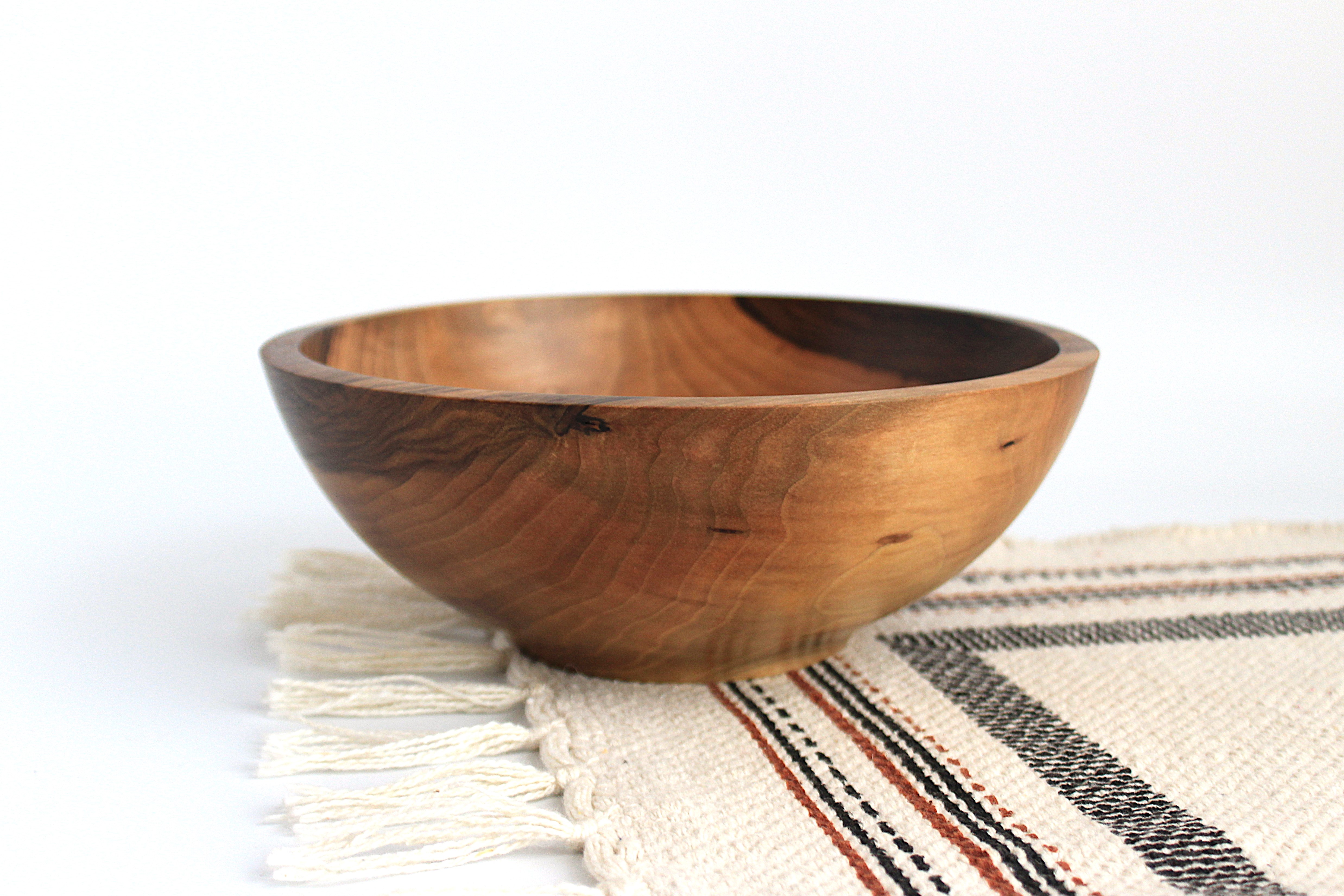 Салатник з горіха ручної роботи