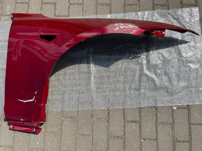 Крило переднє червоне праве на Tesla MS