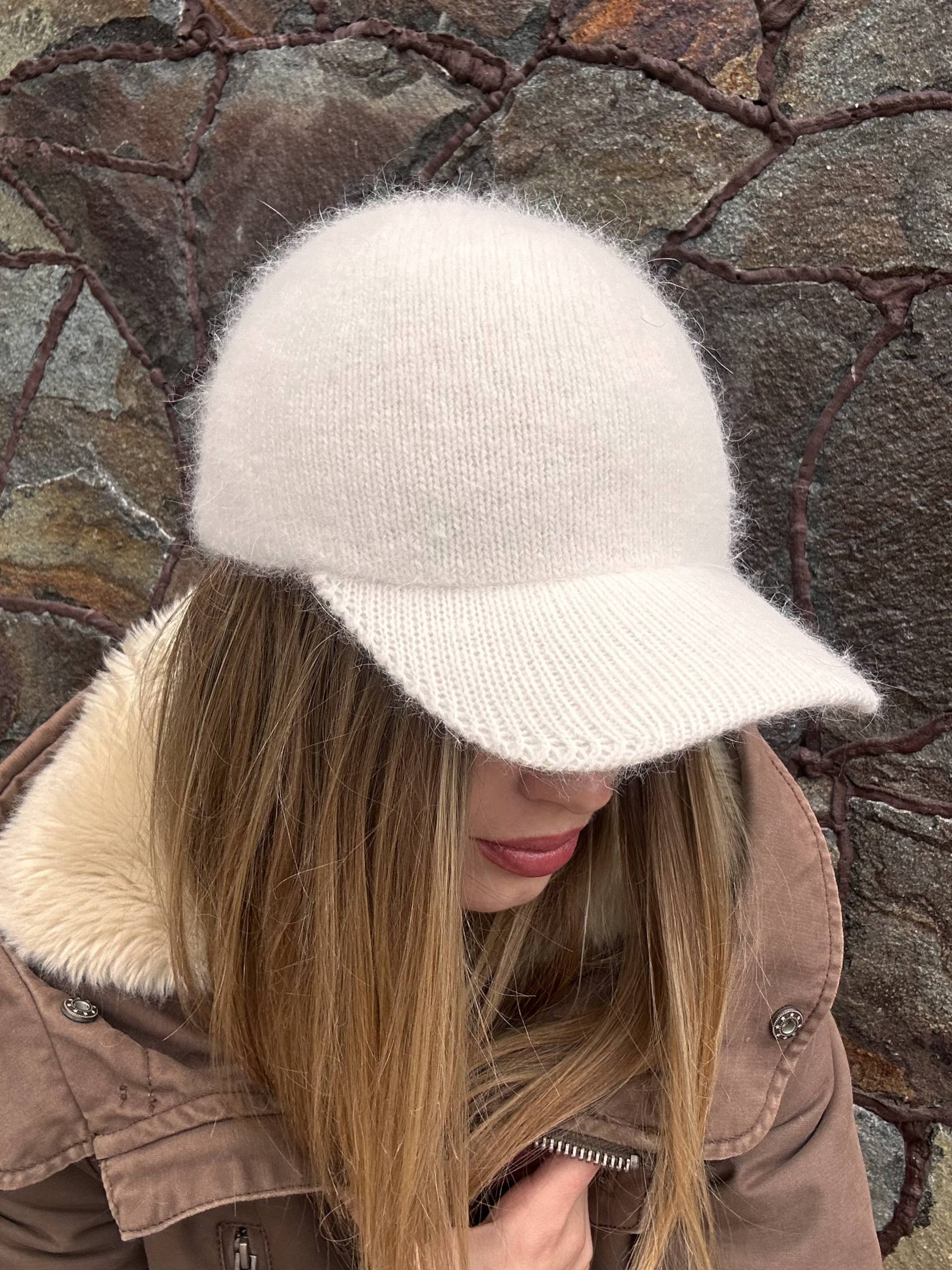 Бейсболка вʼязана молочна