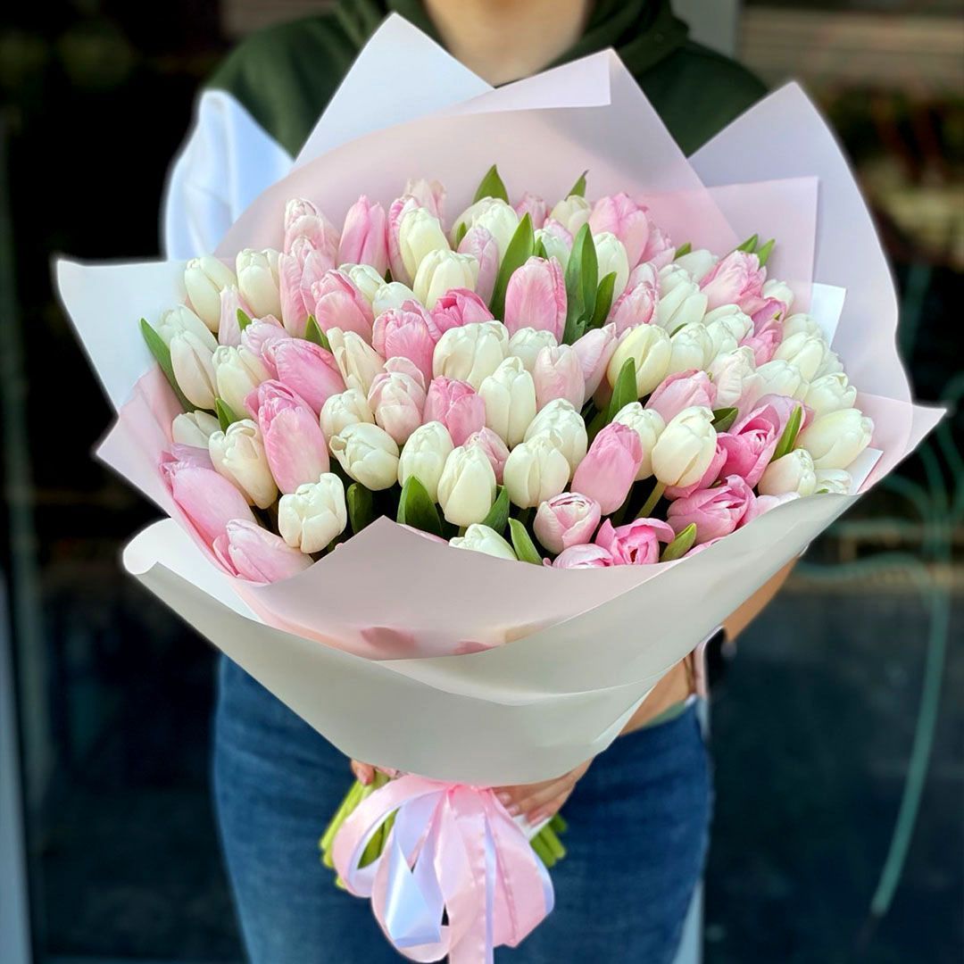 Букет з 101 білого та рожевого тюльпана