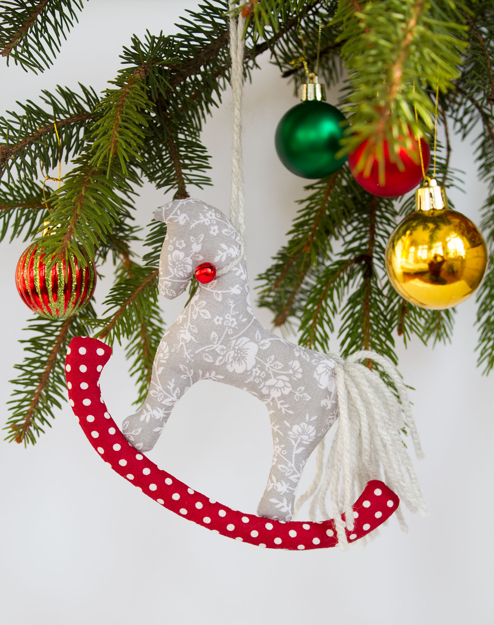 Ялинкова прикраса коник сірий