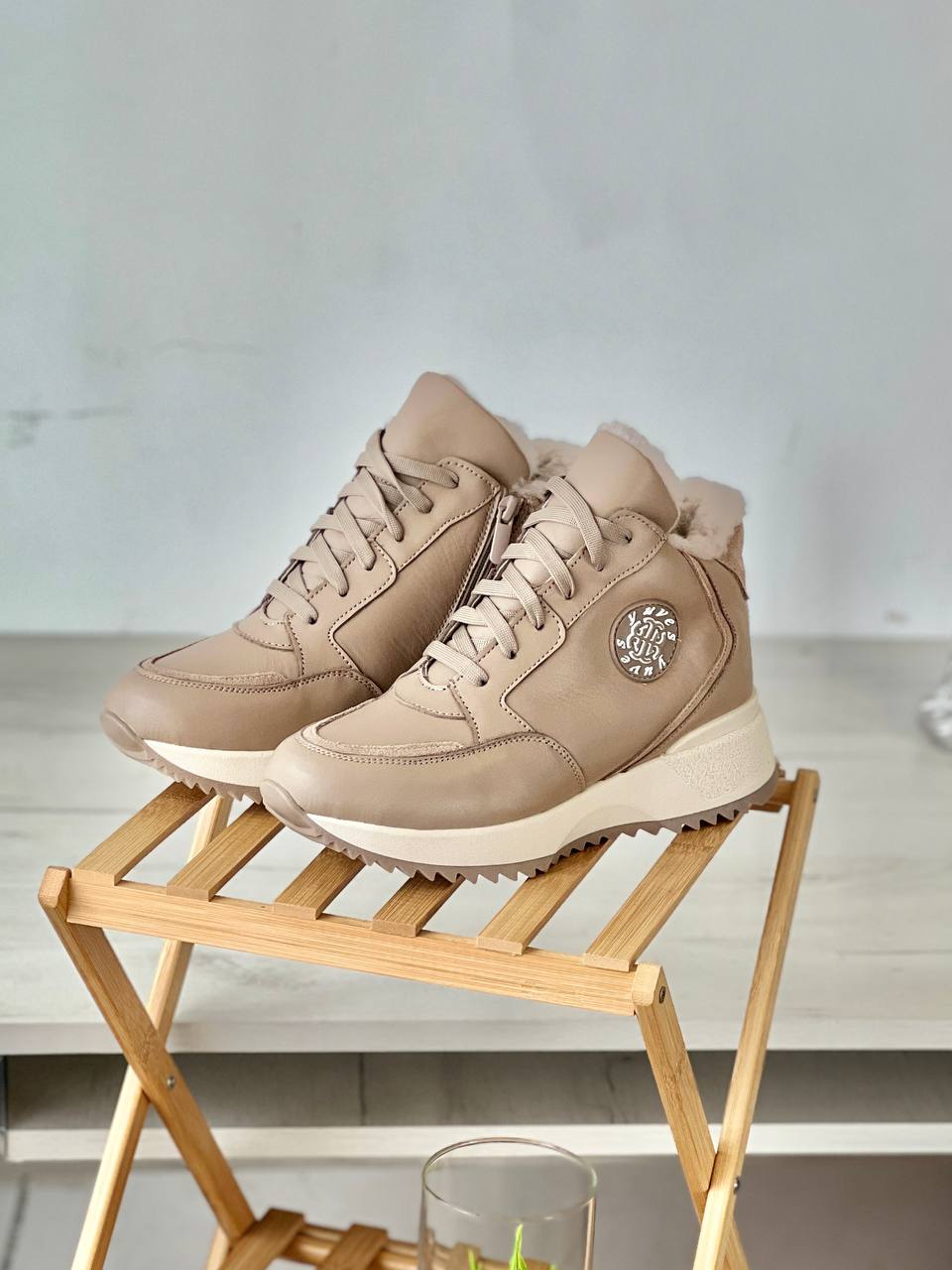 Жіночі кросівки шкіряні зимові бежеві на хутрі, з замочком, на поліуретановій підошві