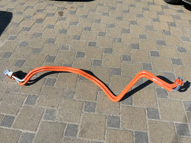 Високовольтні дроти зарядного порта на Tesla MX Plaid