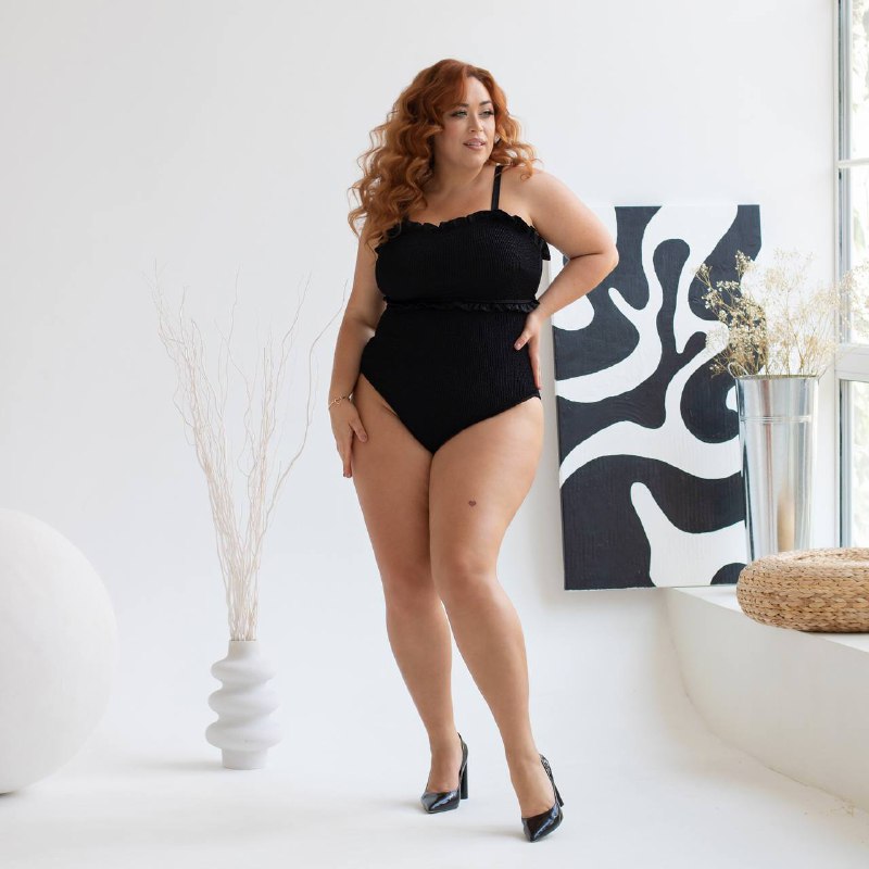 Стильный черный купальник plus size в трендовой ткани жатка