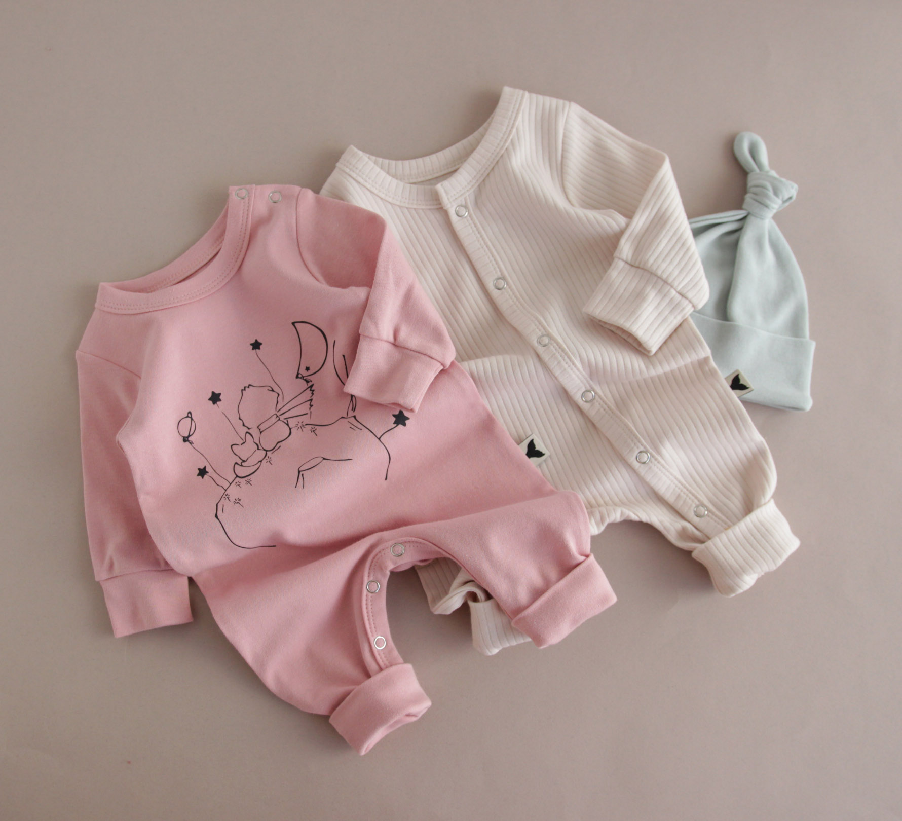 Комплект ромперів та шапочка для дівчинки