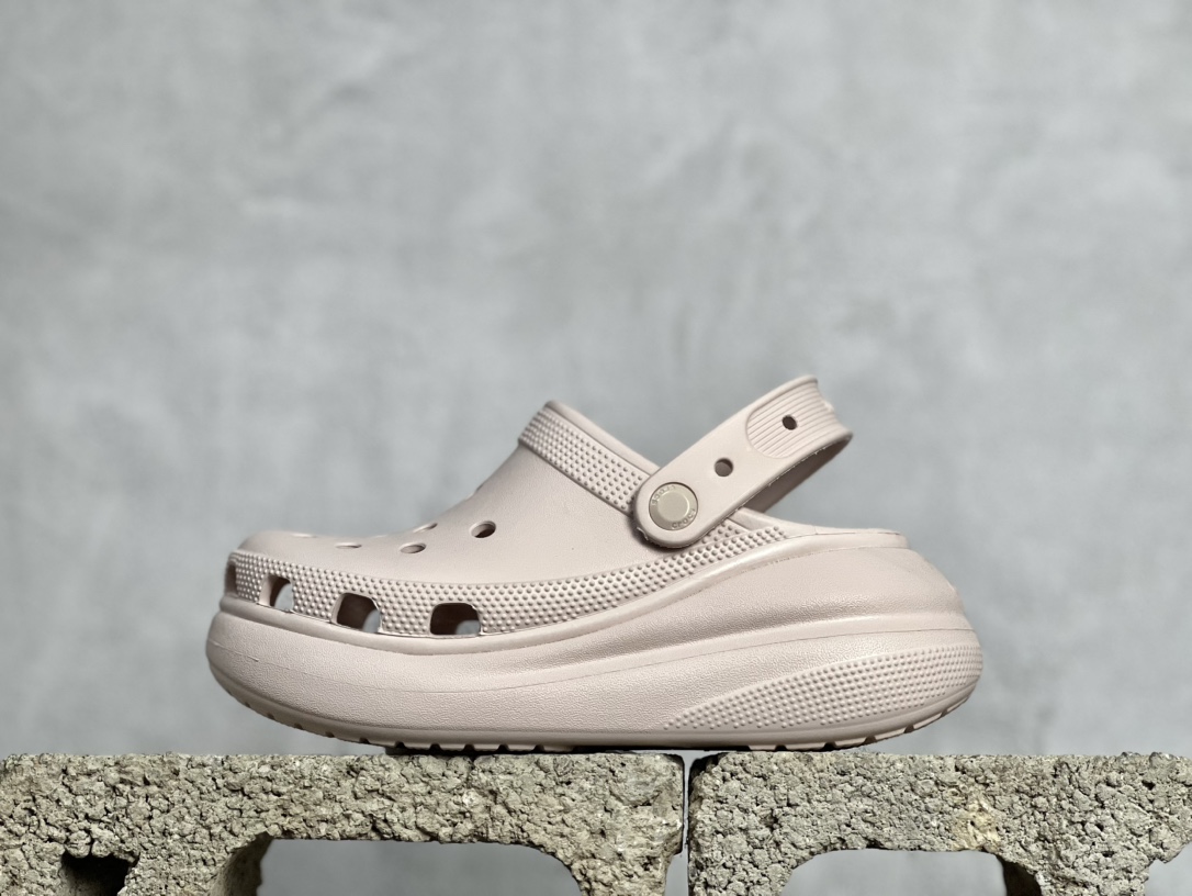 Crocs w stylu noszonym przez gwiazdy