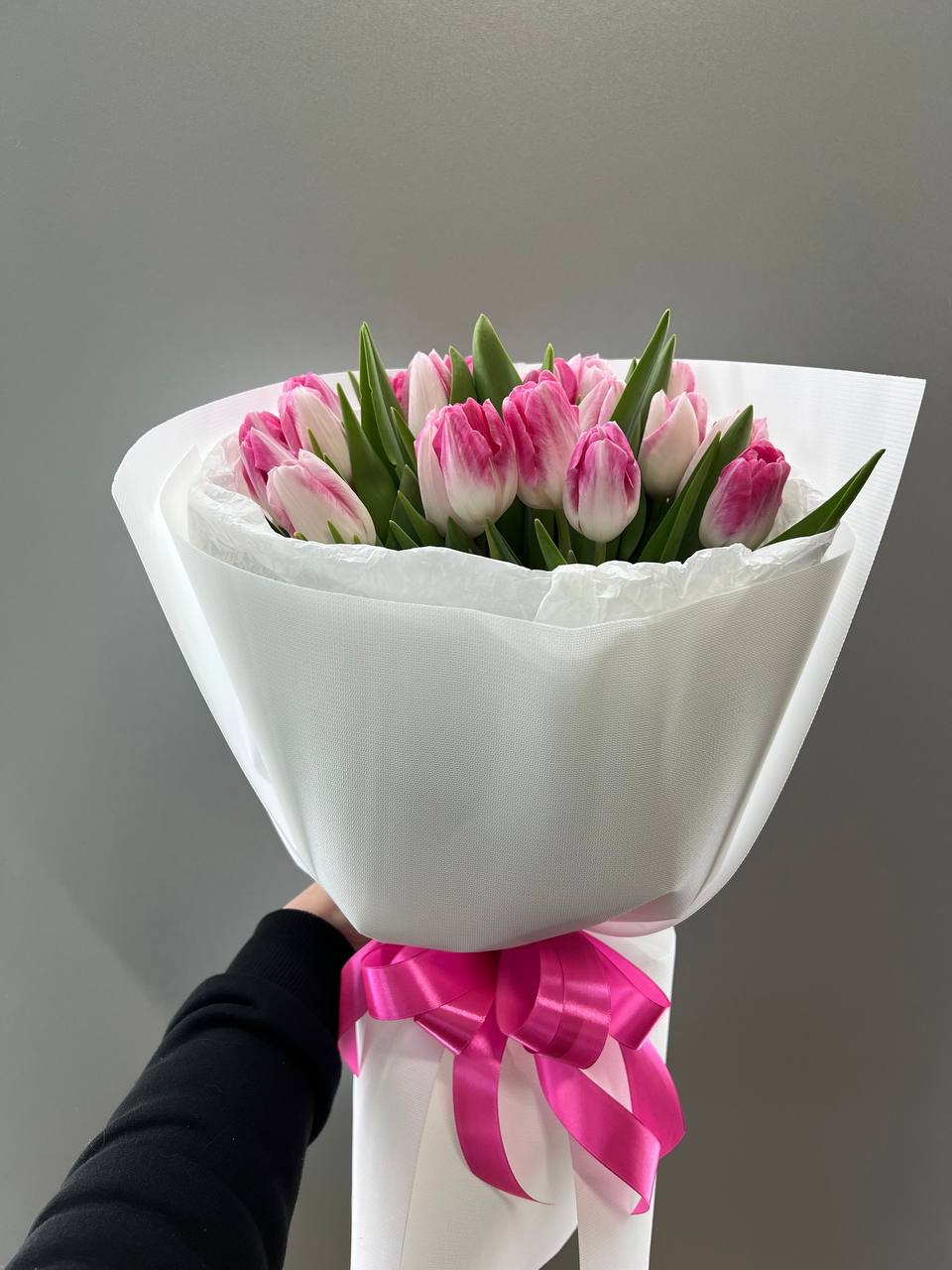 Букет із тюльпанів у біло-рожевих кольорах