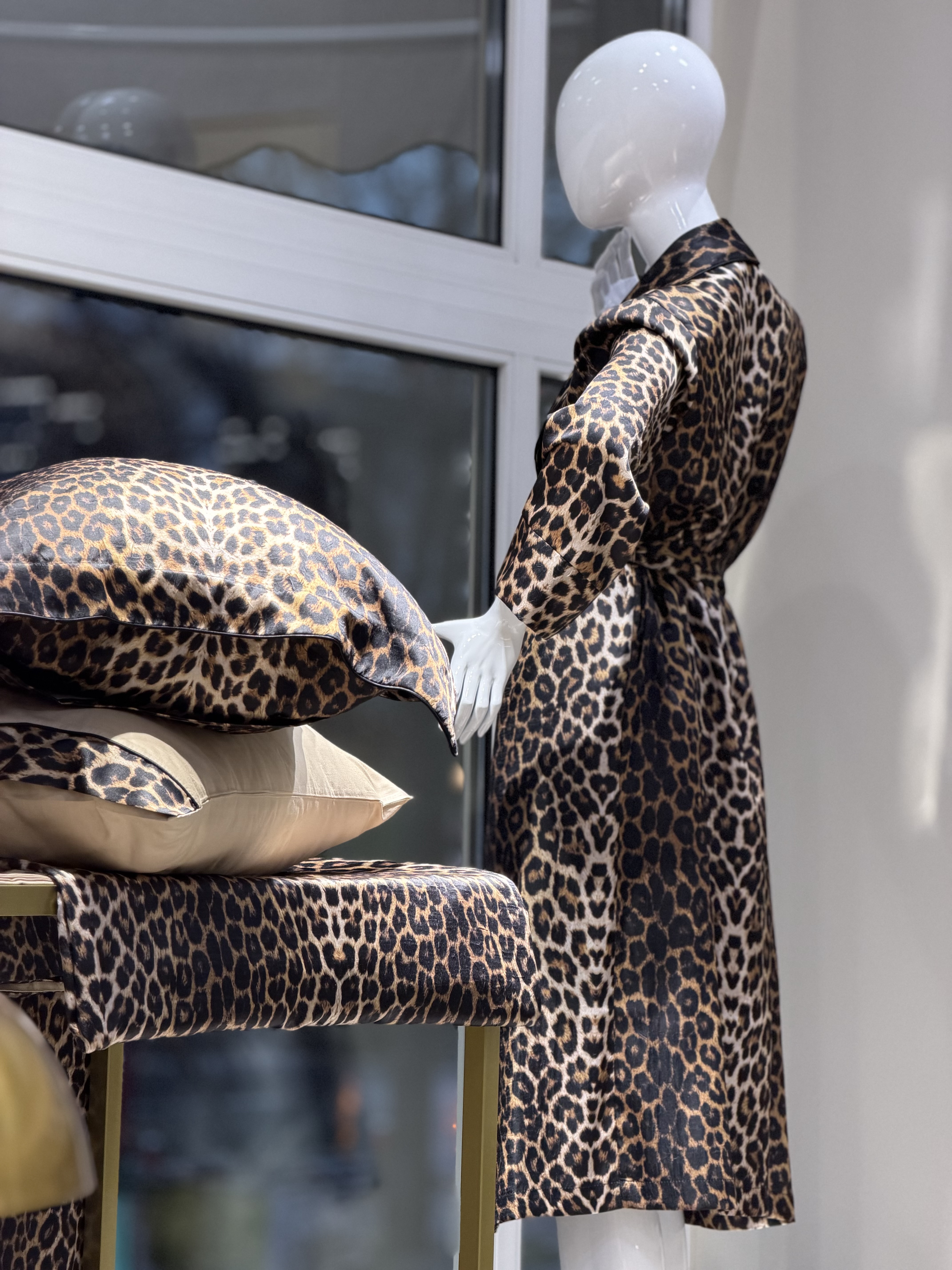 Легкий сатиновий халат Leopard преміум бренду Tivolyo Home