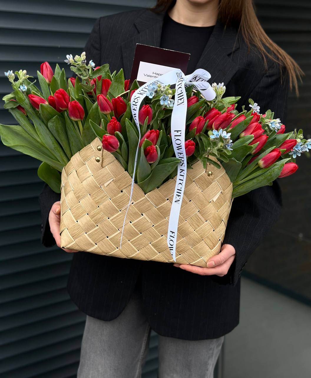 Корзина червоних тюльпанів у поєднанні з оксипеталумом