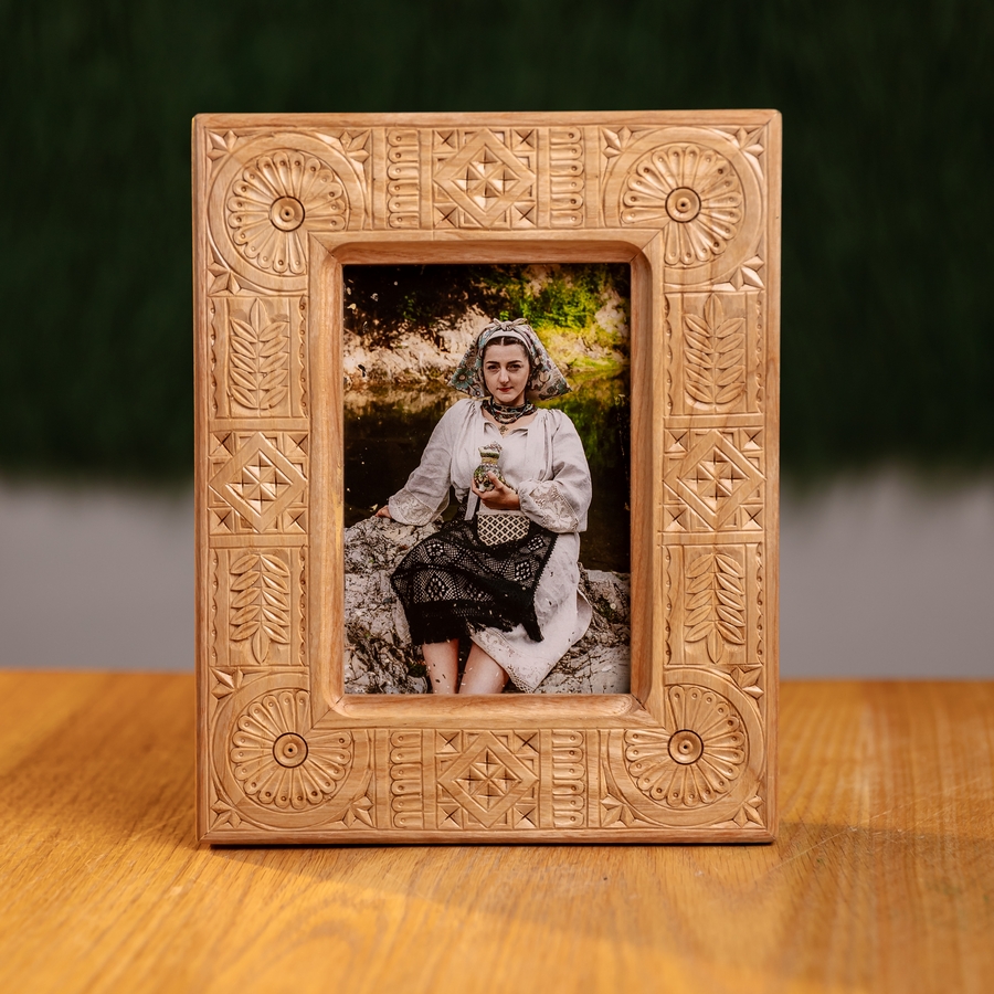 Різьблена рамка 