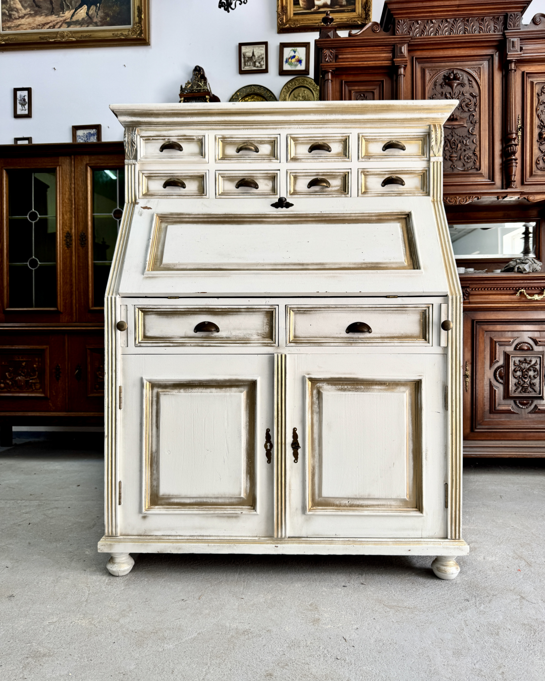 Біле дубове бюро із золотою патіною