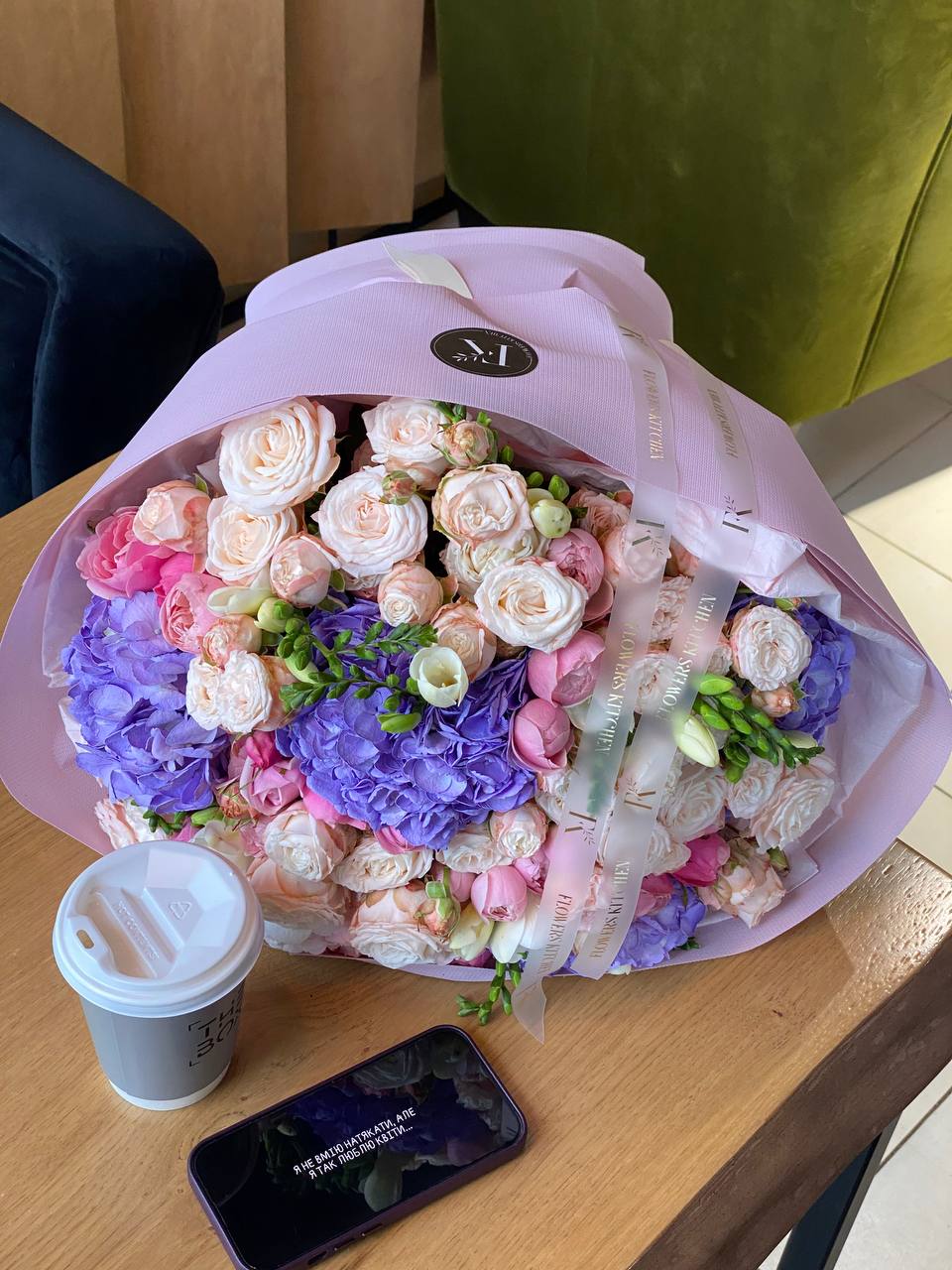 Гармонійний тандем кущових піоновидних троянд та фрезій