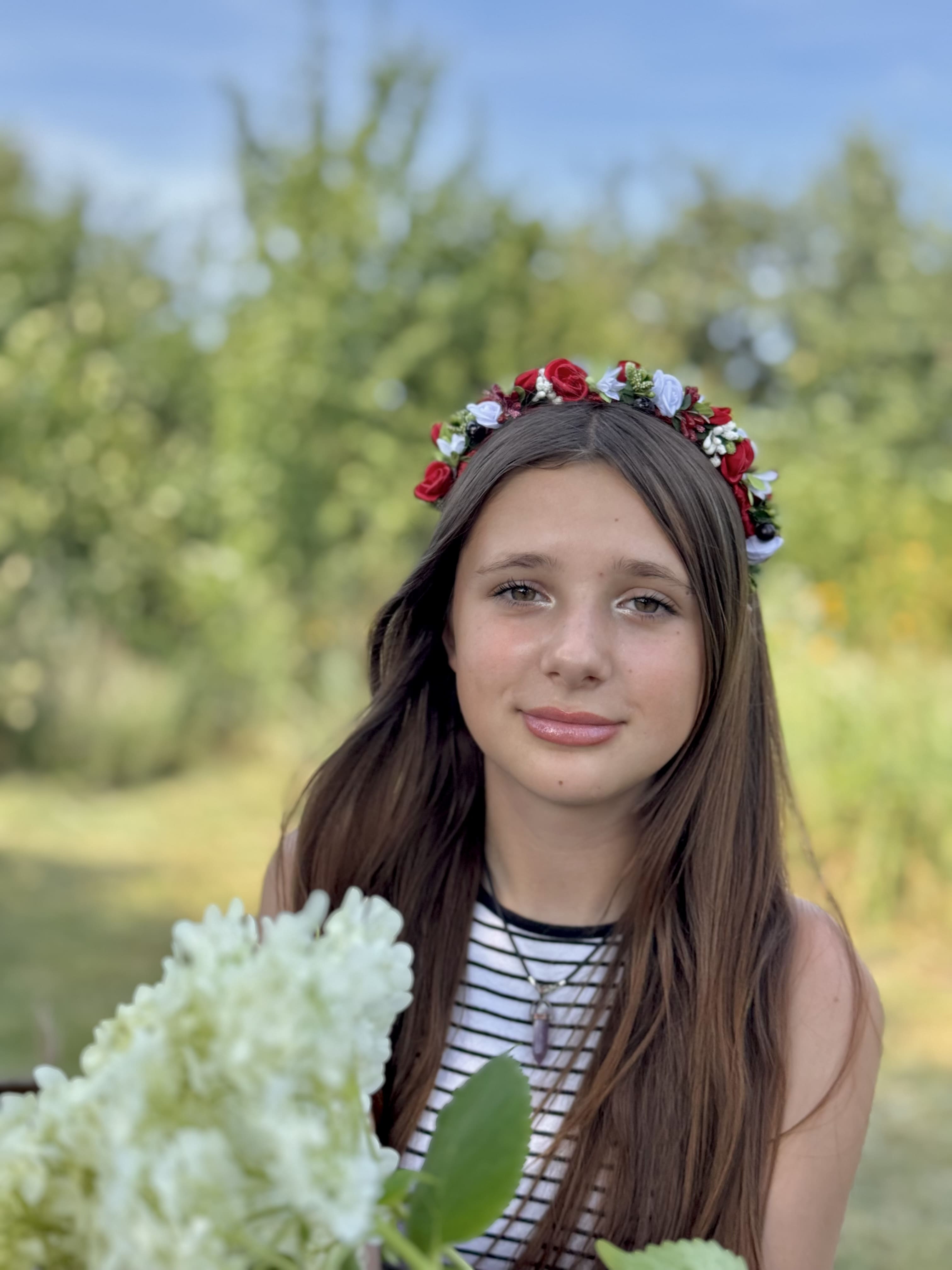 Віночок на голову червоного кольору з дрібними квітами