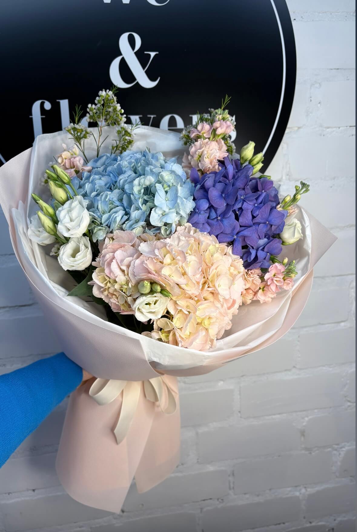 Букет з кольоровими гортензіями