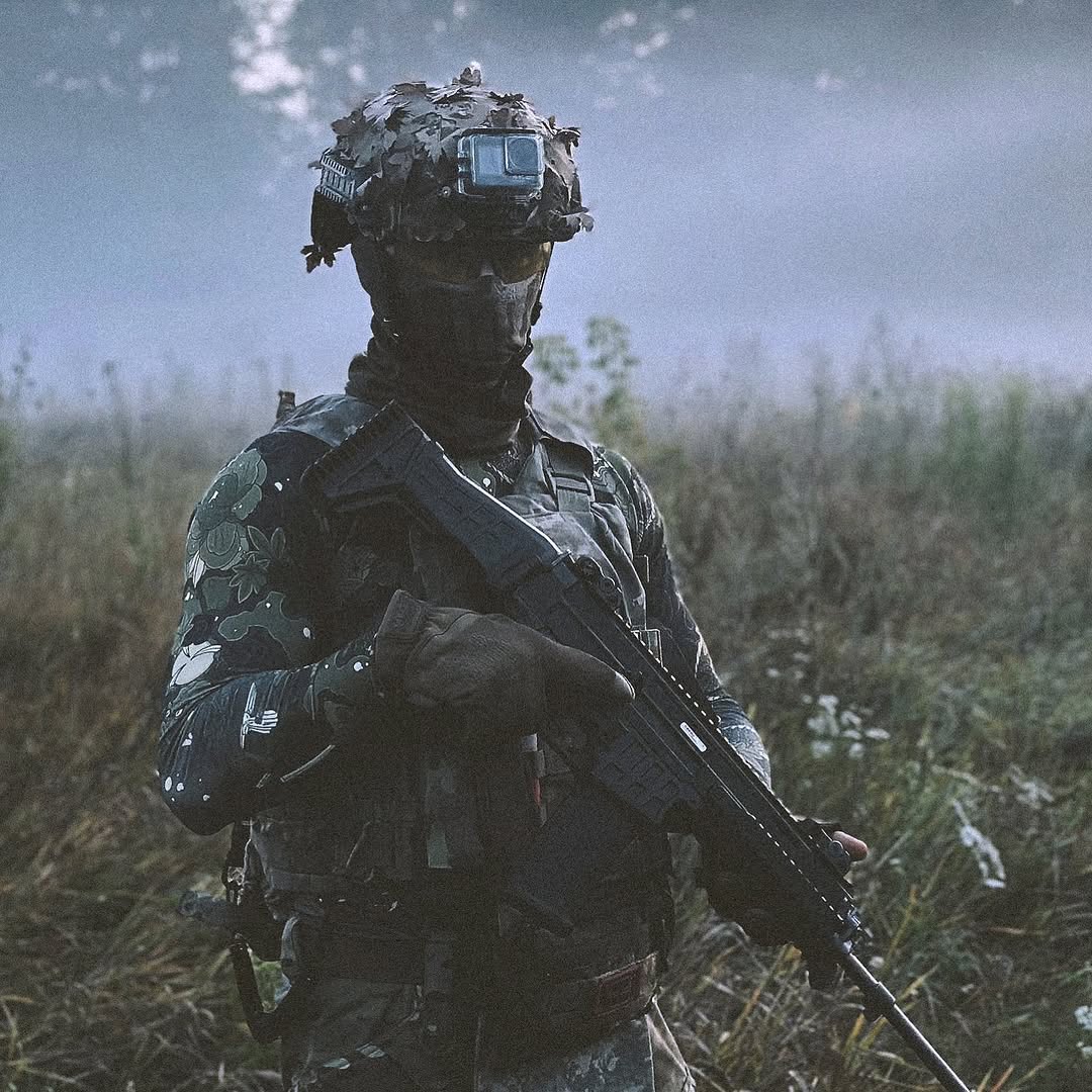 Тактичний рашгард "ONI1133" від українського бренду "SKIN TEC DIVISION".