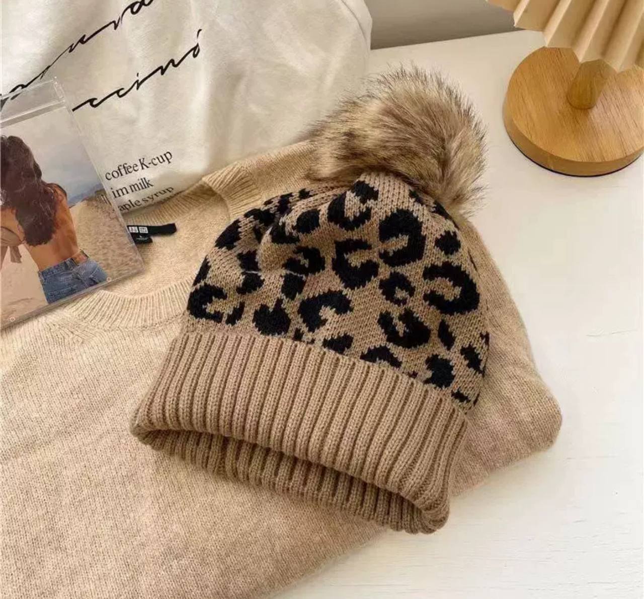 Тепла вязана шапка з леопардовим принтом та помпоном