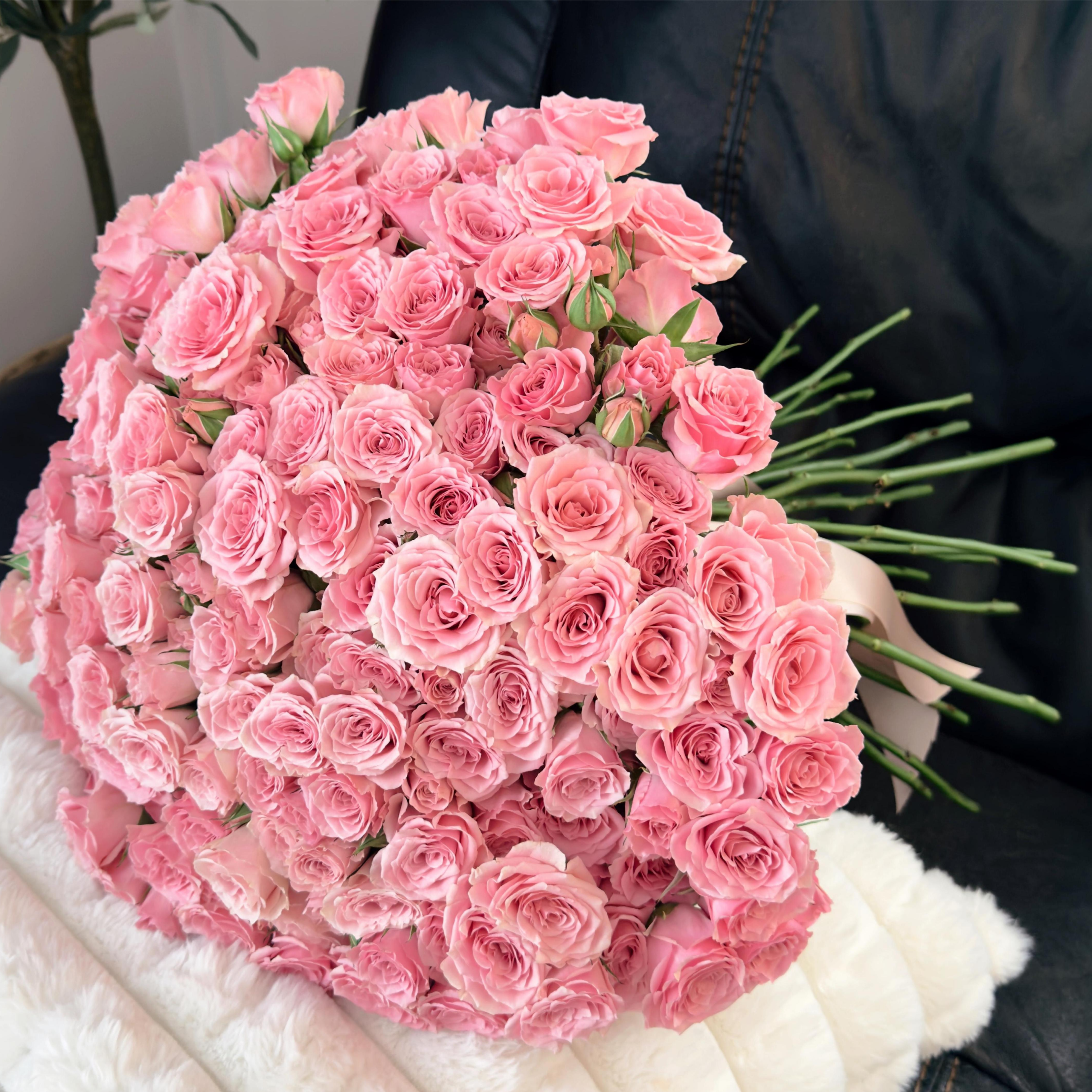 A delicate mono bouquet of bush roses