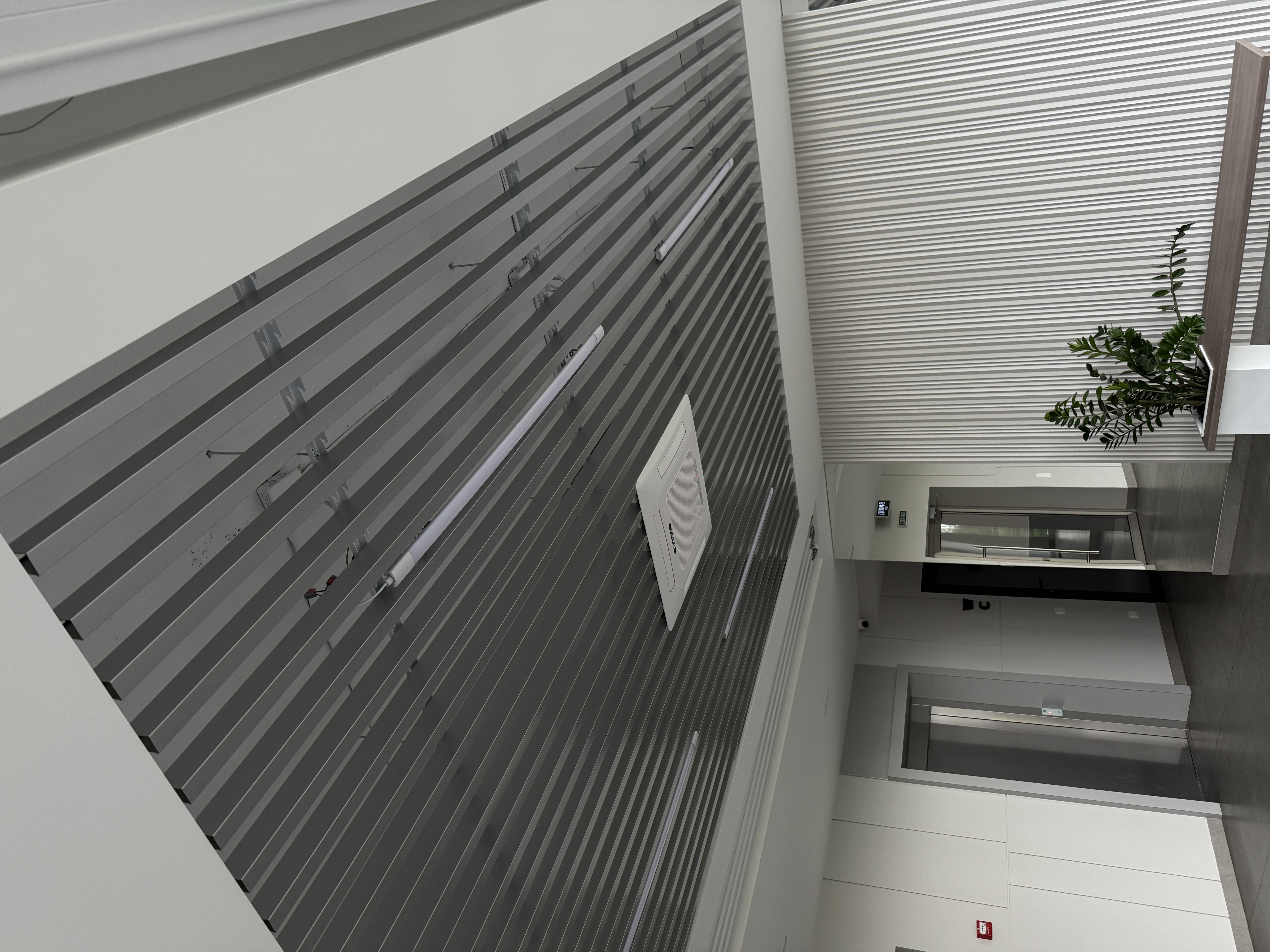 Кубоподібна рейкова стеля сірого кольору