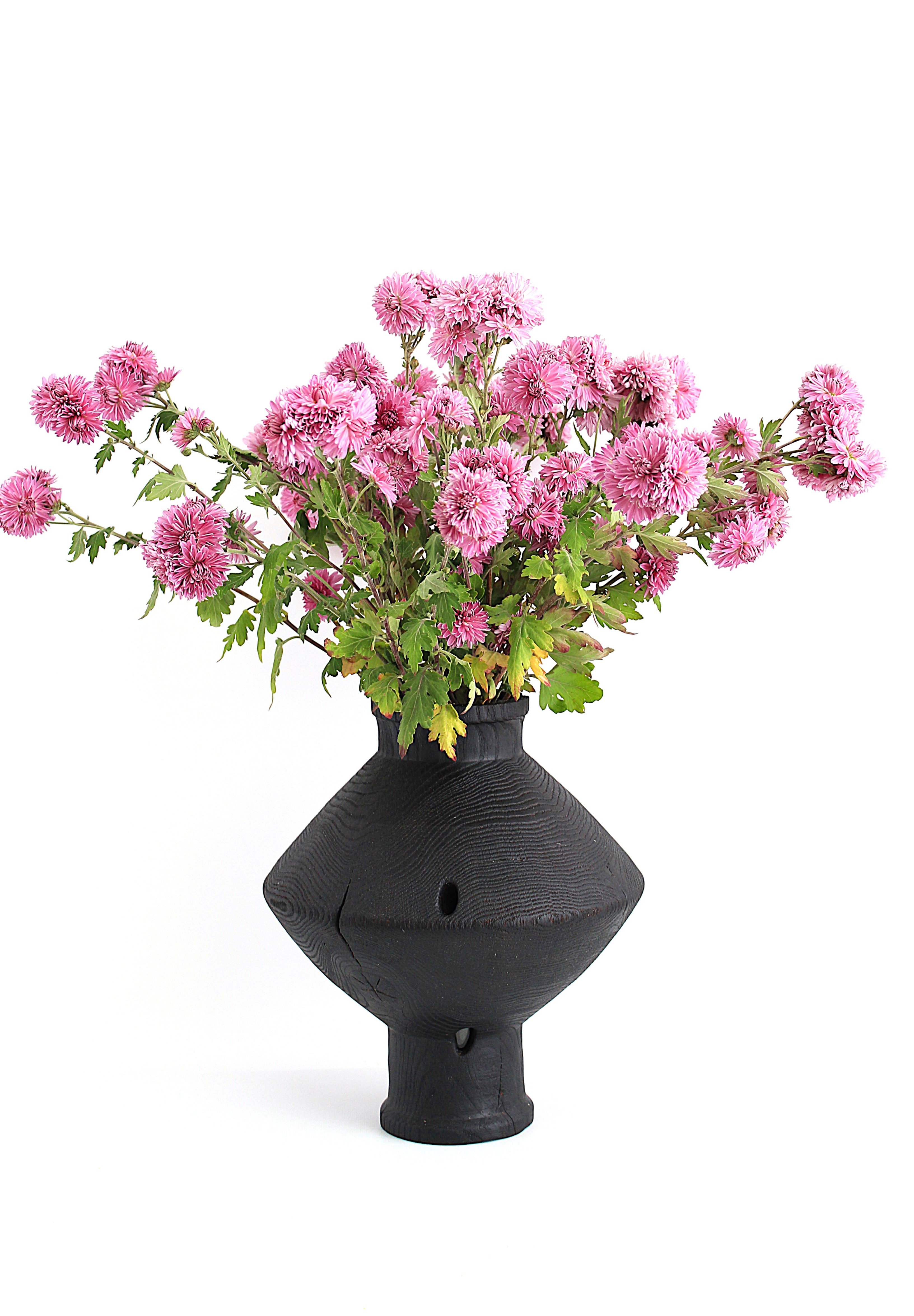 Сучасна чорна ваза з дерева