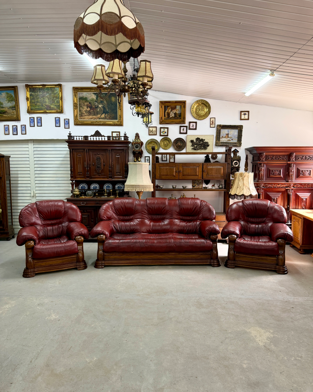 Елегантний шкіряний гарнітур у глибокому бордовому кольорі