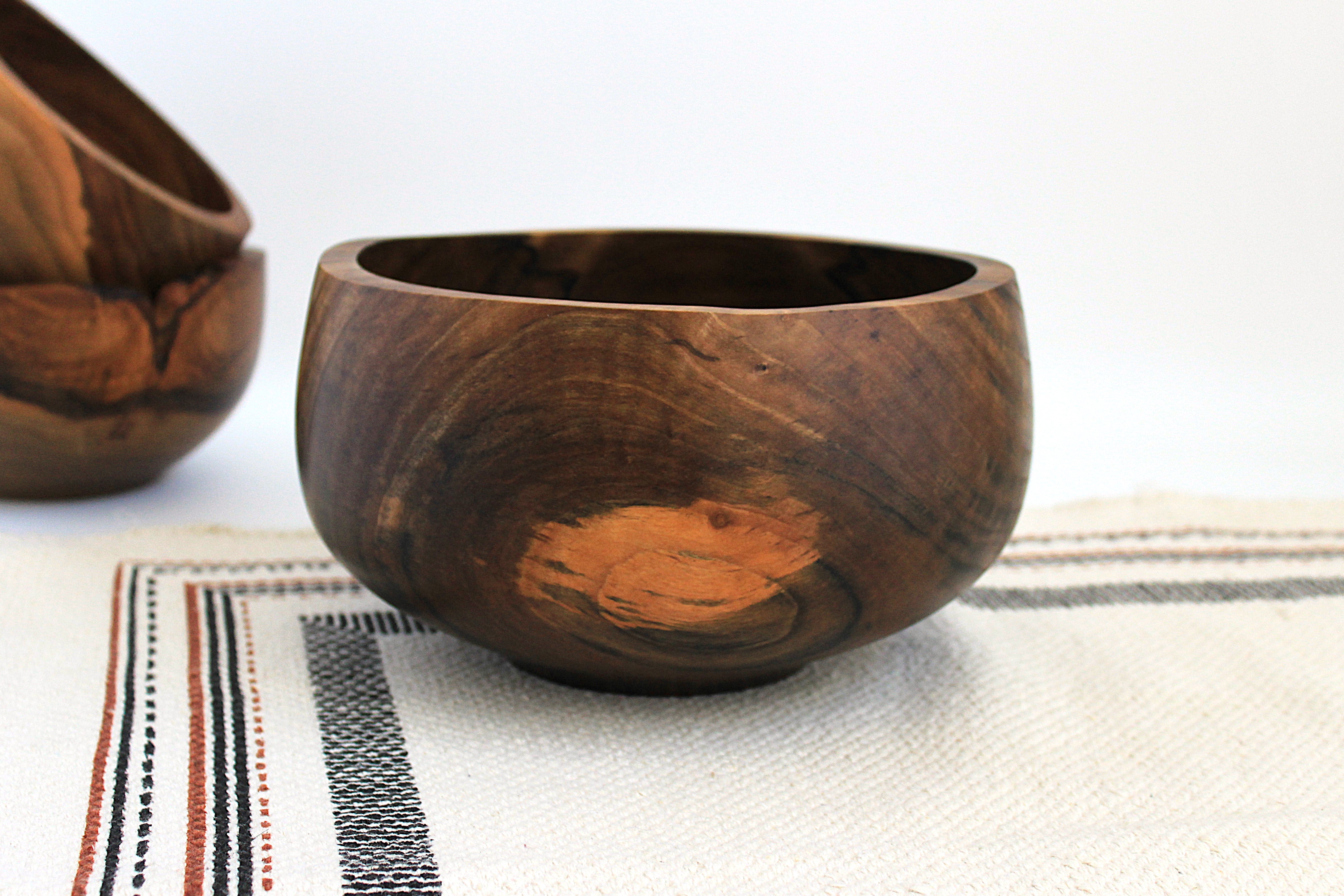 Дерев'яна тарілка з горіха ручної роботи