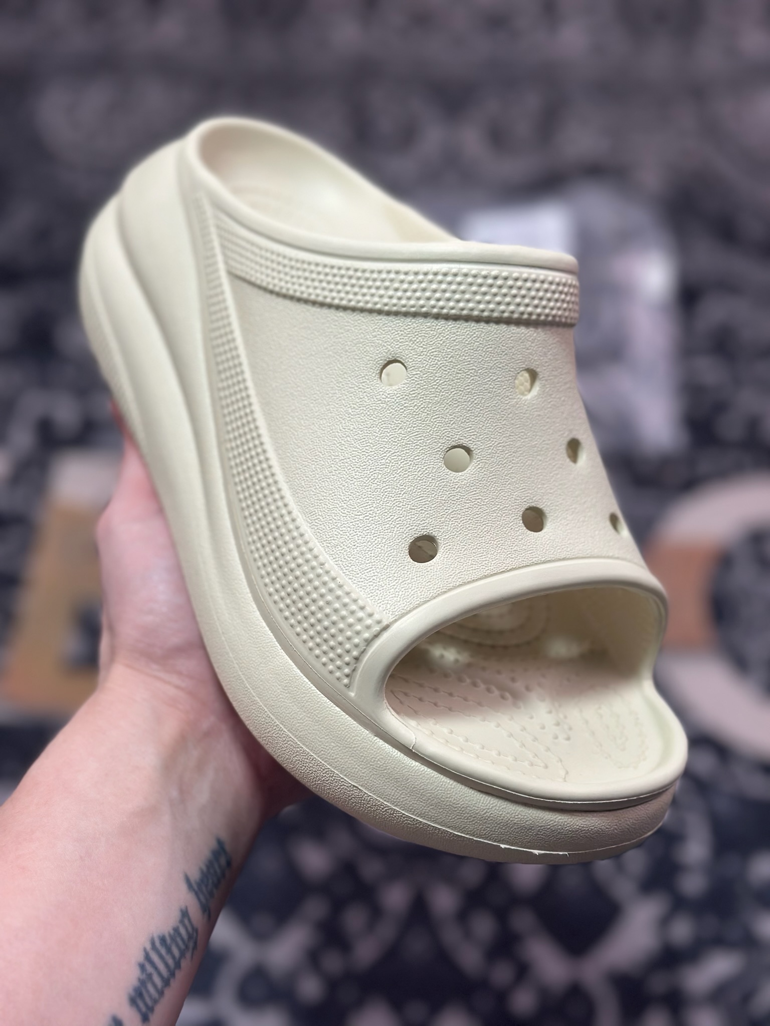 Crocs z motywem „rybich ust