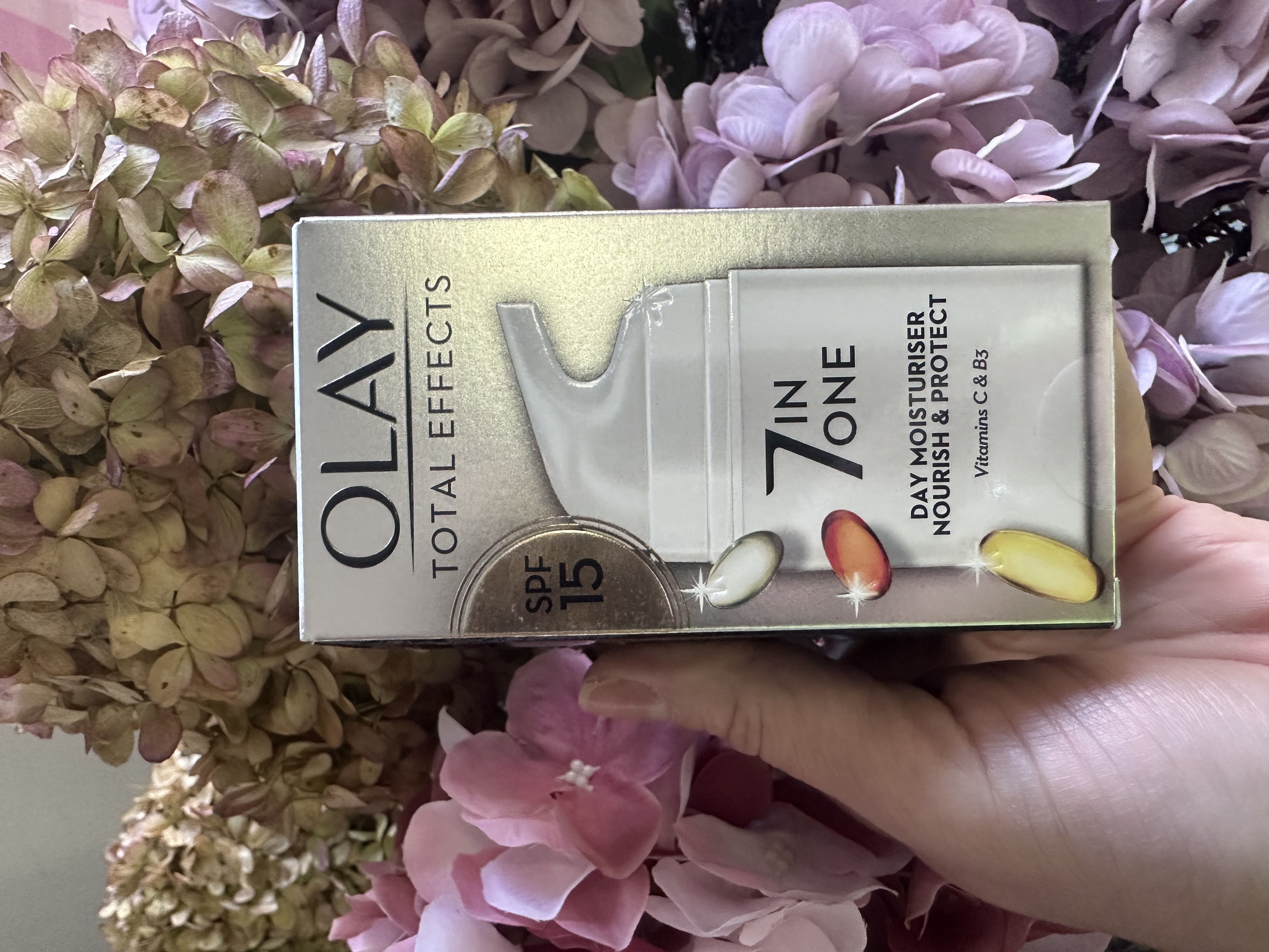 Olay Total Effects 7 in One Day Moisturiser SPF 15 — денний зволожуючий крем із вітамінами C та B3