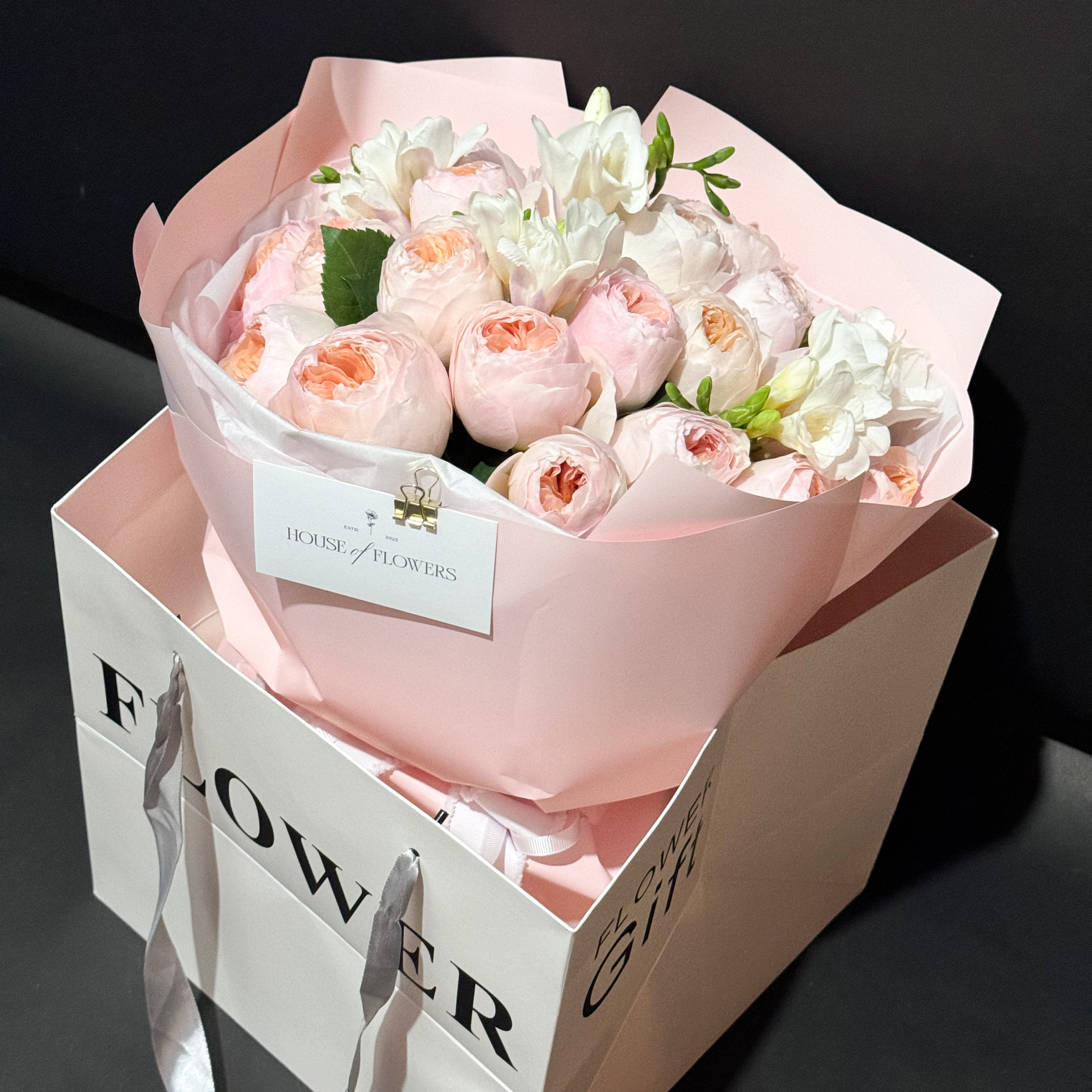 Arrangement roses and freesias