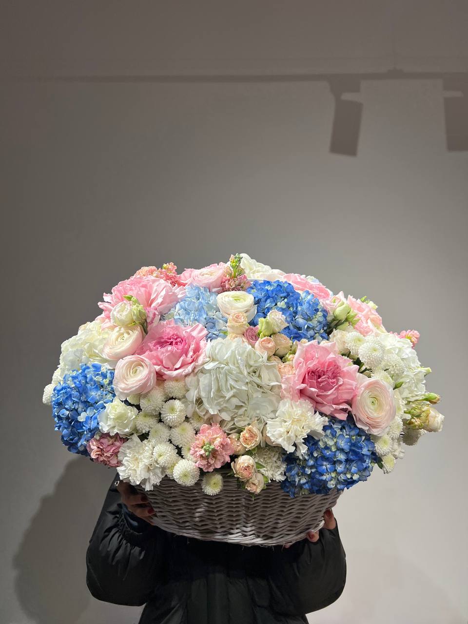 Об'ємна корзина в якій зібрані найкрасивіші різновиди квітів