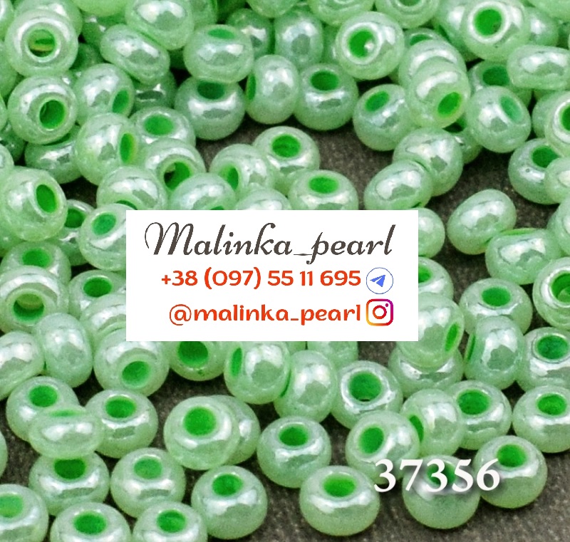 Бісер зелений, непрозорий, алебастровий, глянцевий