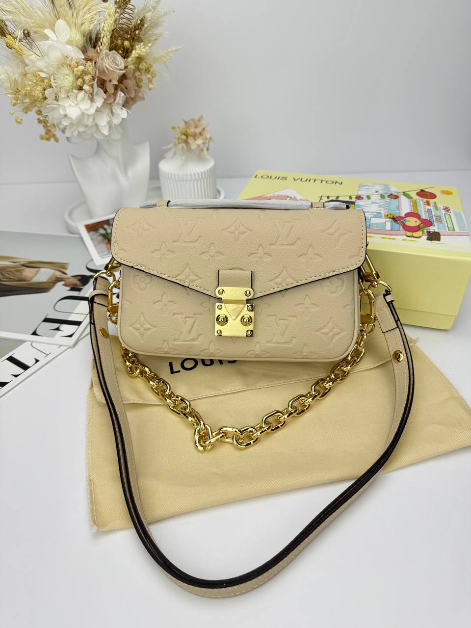 LV Louis Vuitton Pochette Metis East West Beige
