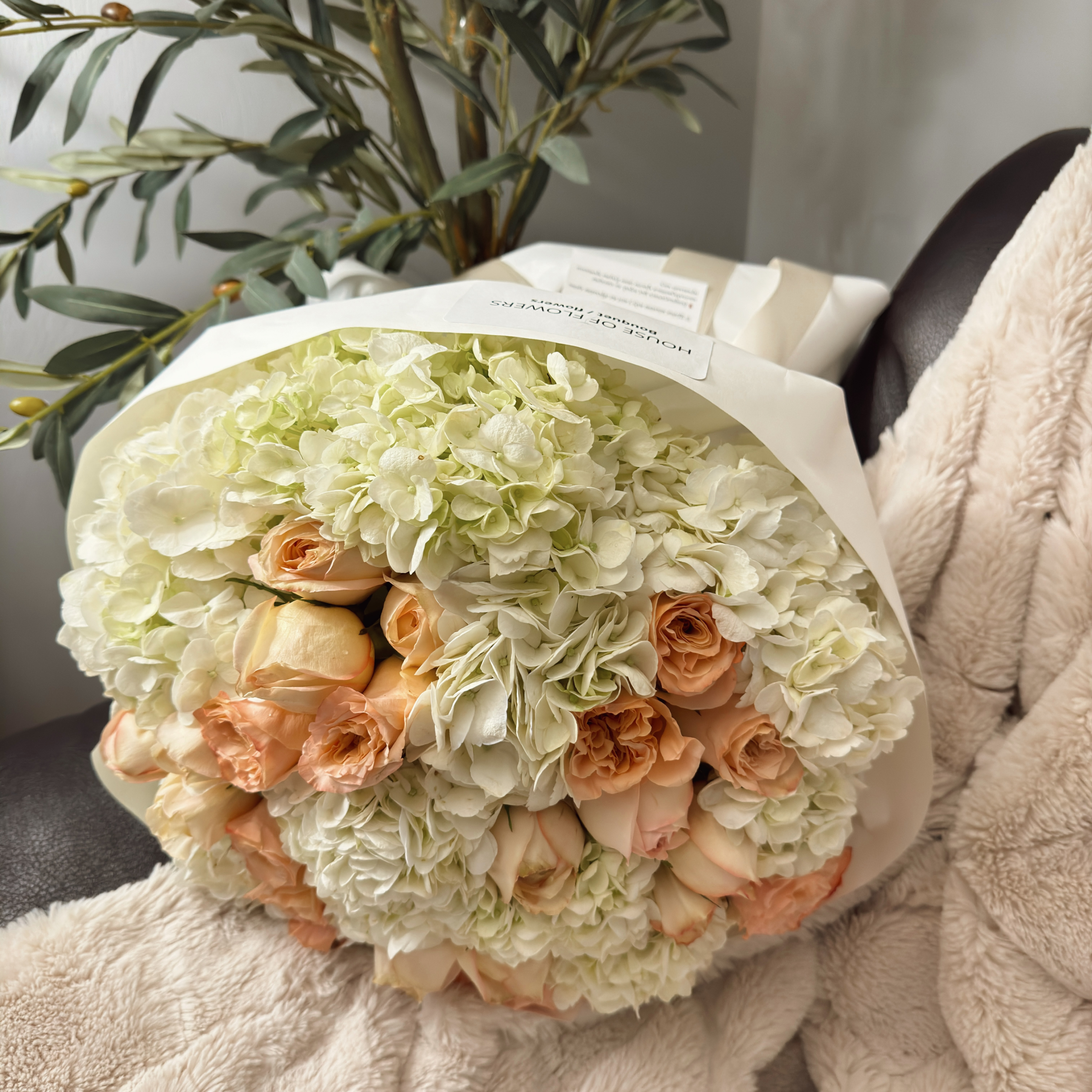 Flower arrangement based on roses and hydrangeas