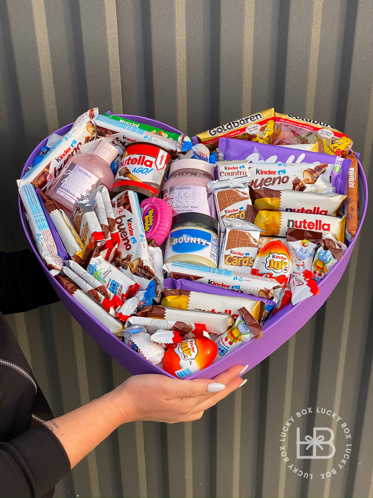 Серце з косметикою та солодощами