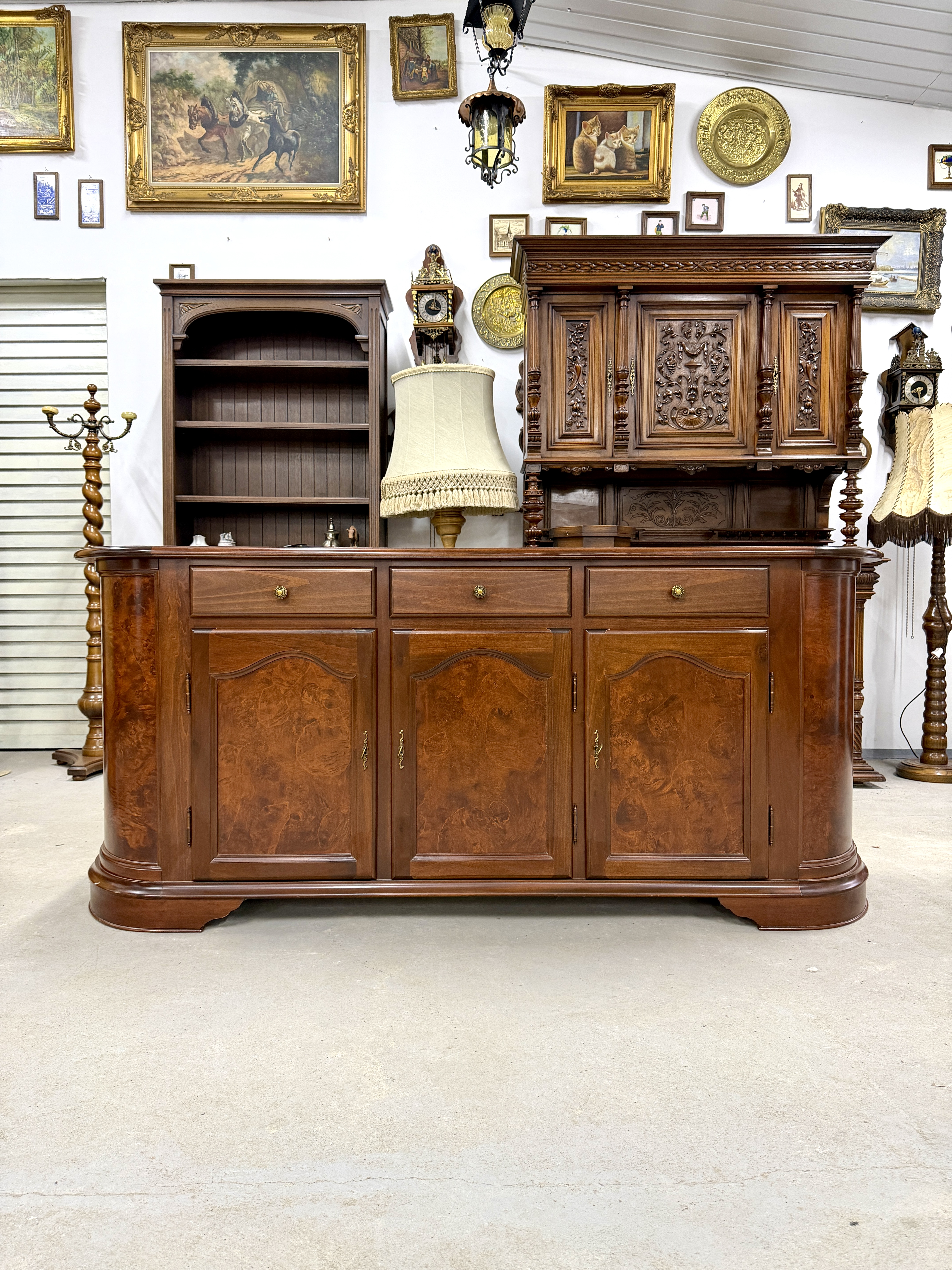 Елегантний голландський класичний комод