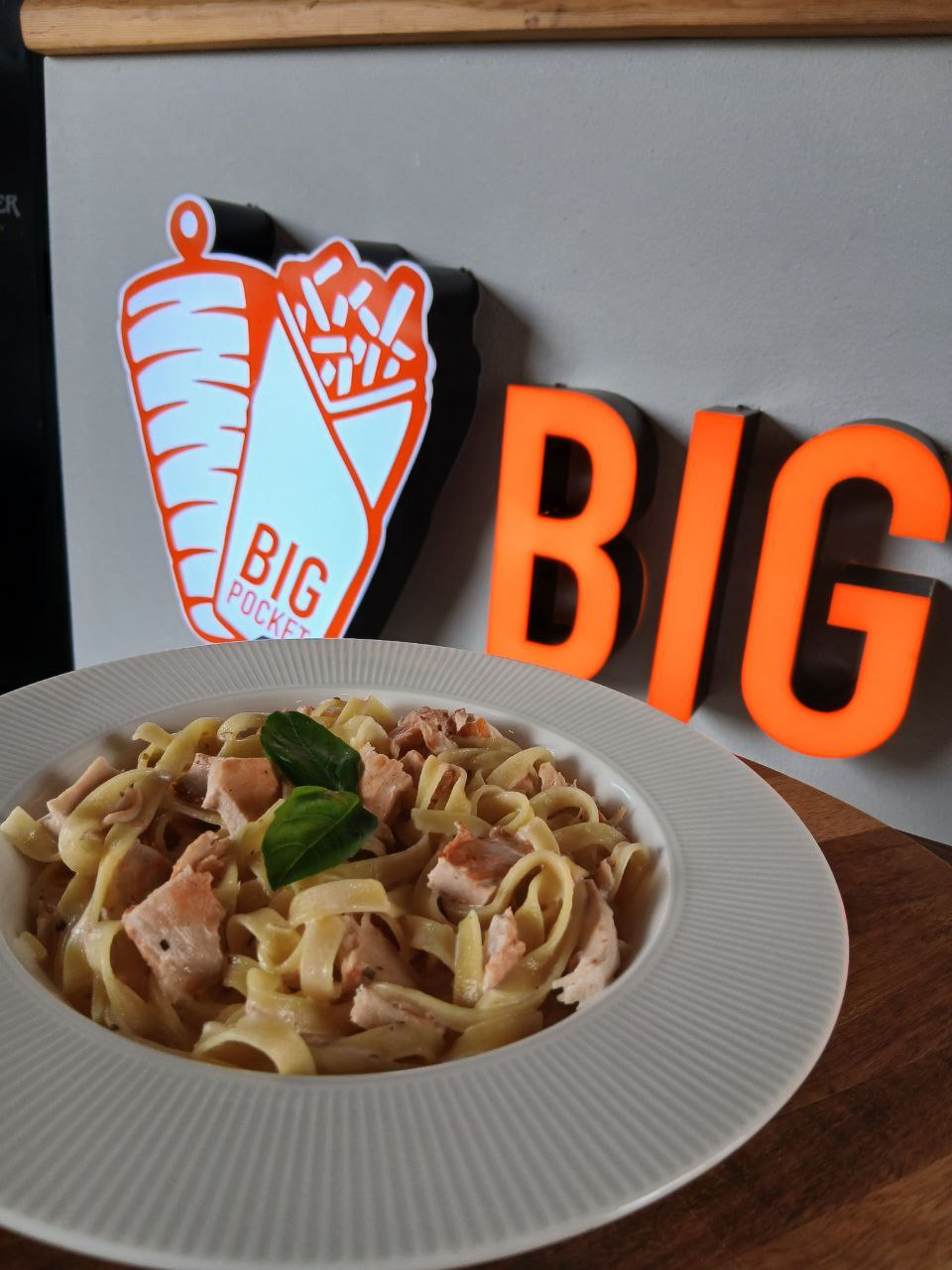 Tagliatelle with chicken in creamy sauce