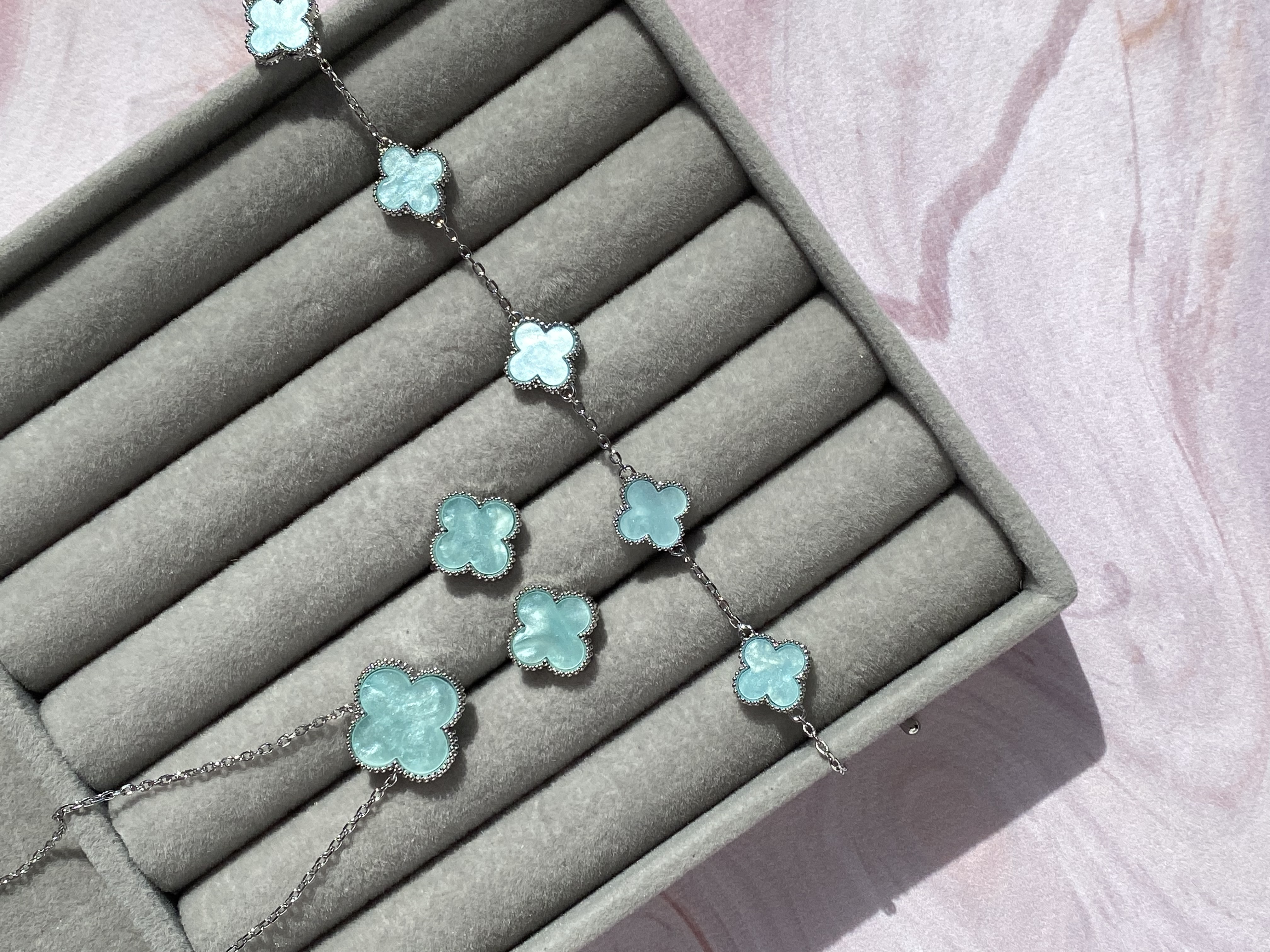 Комплект клевер блакитний перламутр у сріблястому кольорі