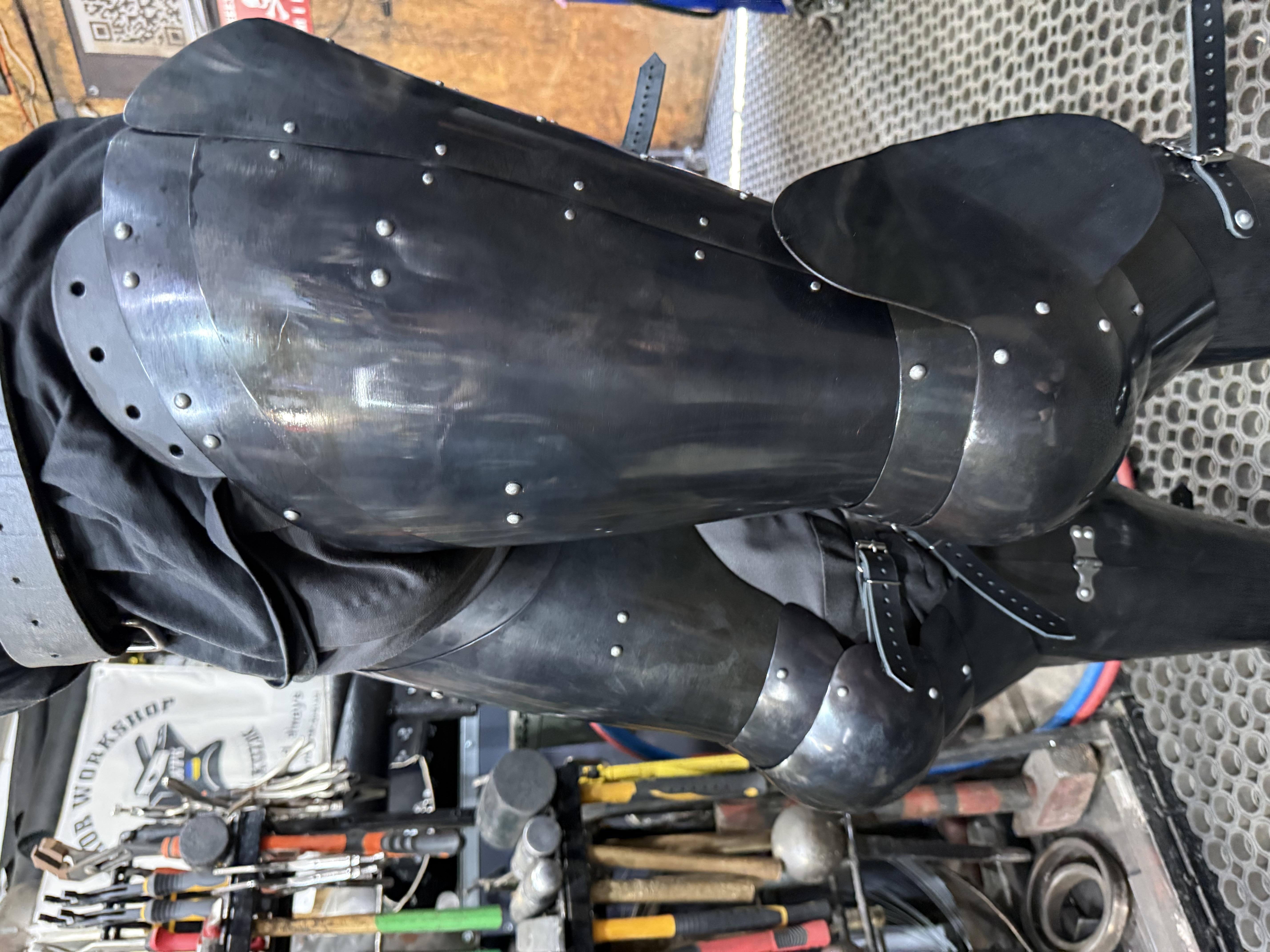 Standard armor hips legs black style 