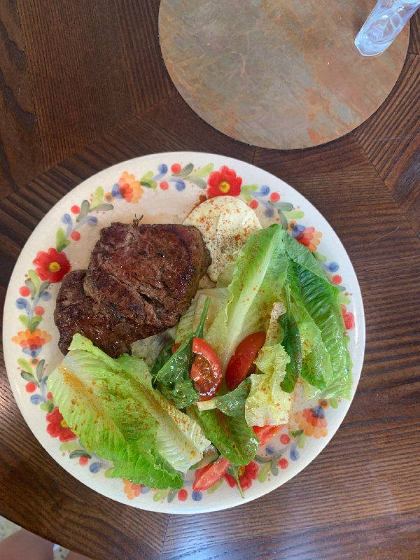 Veal medallions with fresh salad