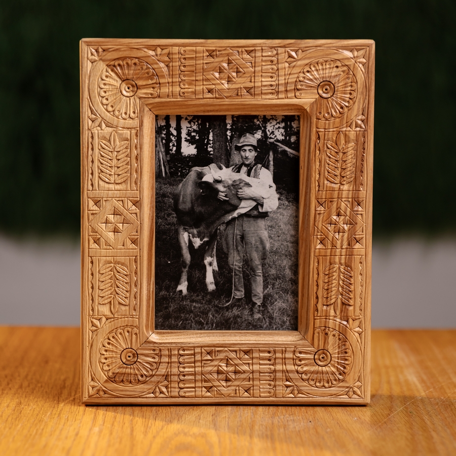 Різьблена гуцульська рамка, 24*19 см