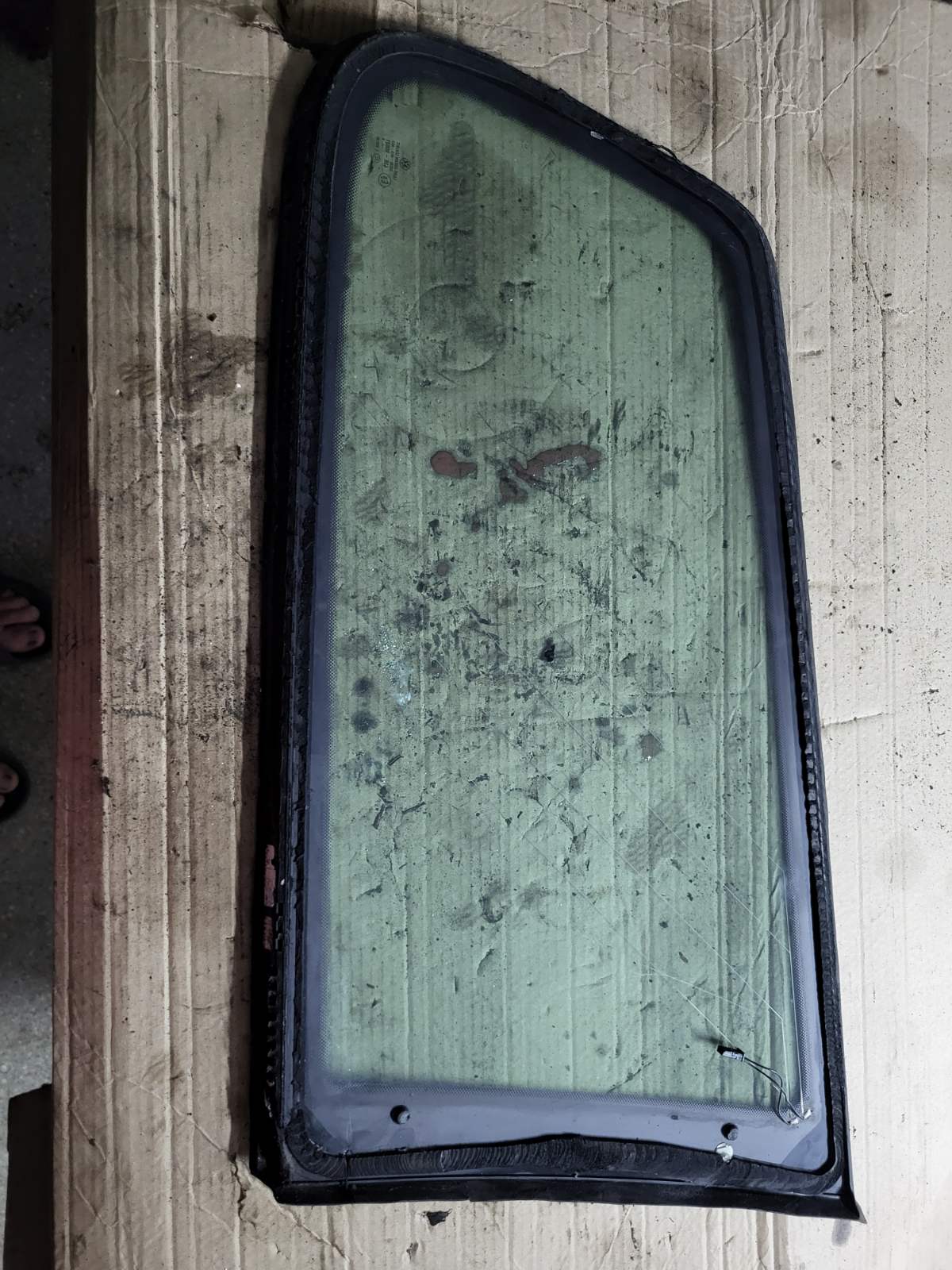 Задня ліва форточка Passat B6 універсал BMP