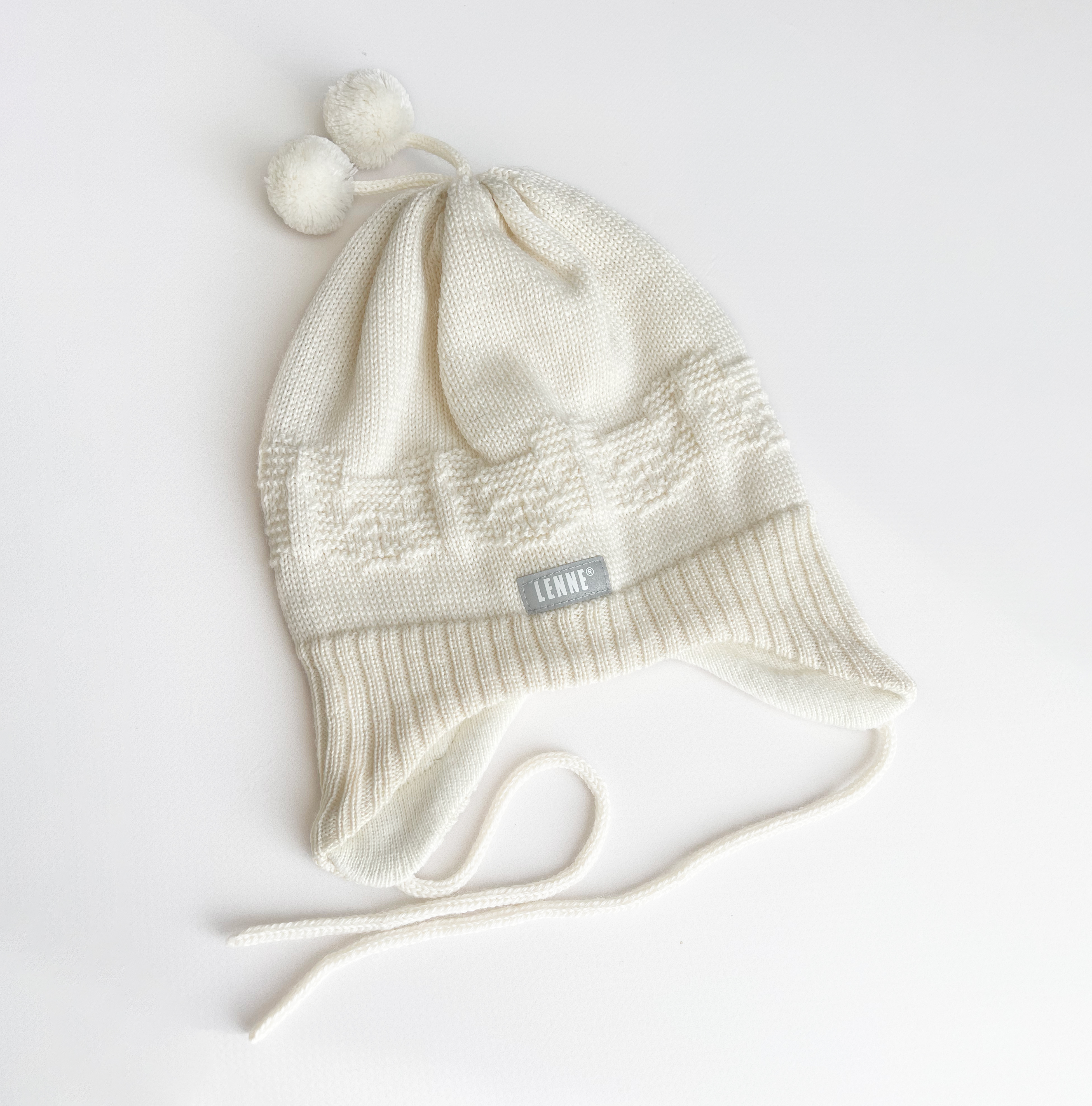 Зимова шапка на зав'язках