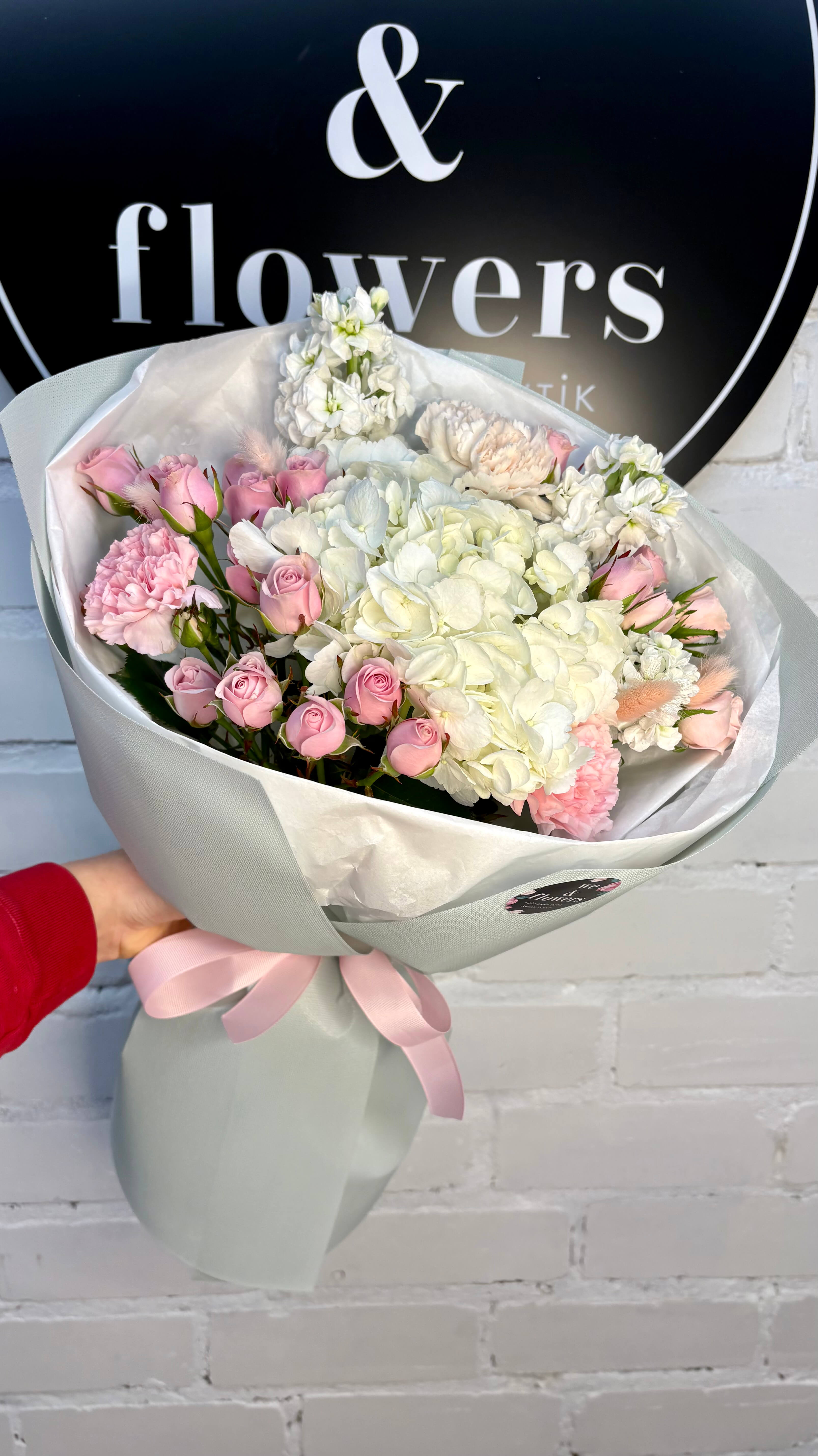 Букет "Легкість" з ніжно рожевими трояндами та гортензією