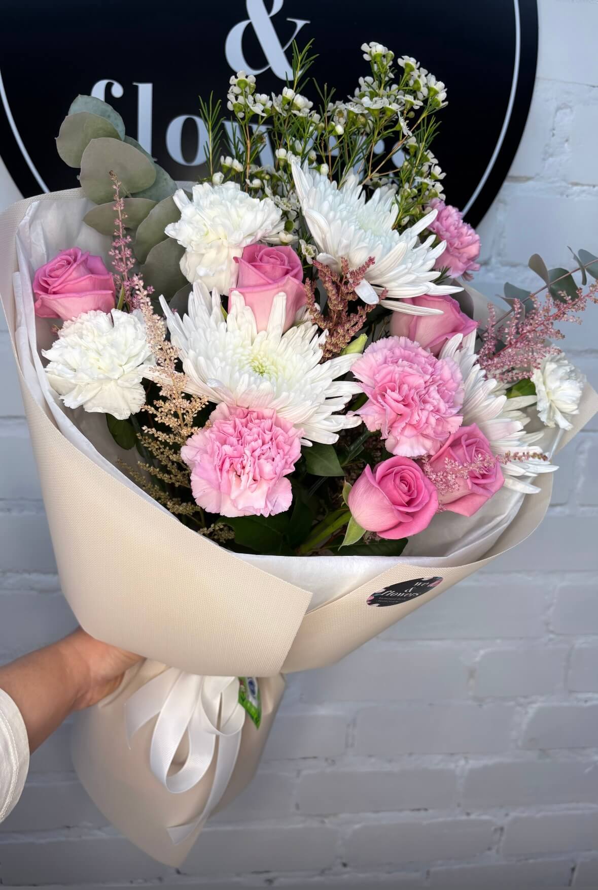 Букет з хризантемою, трояндами та діантусами