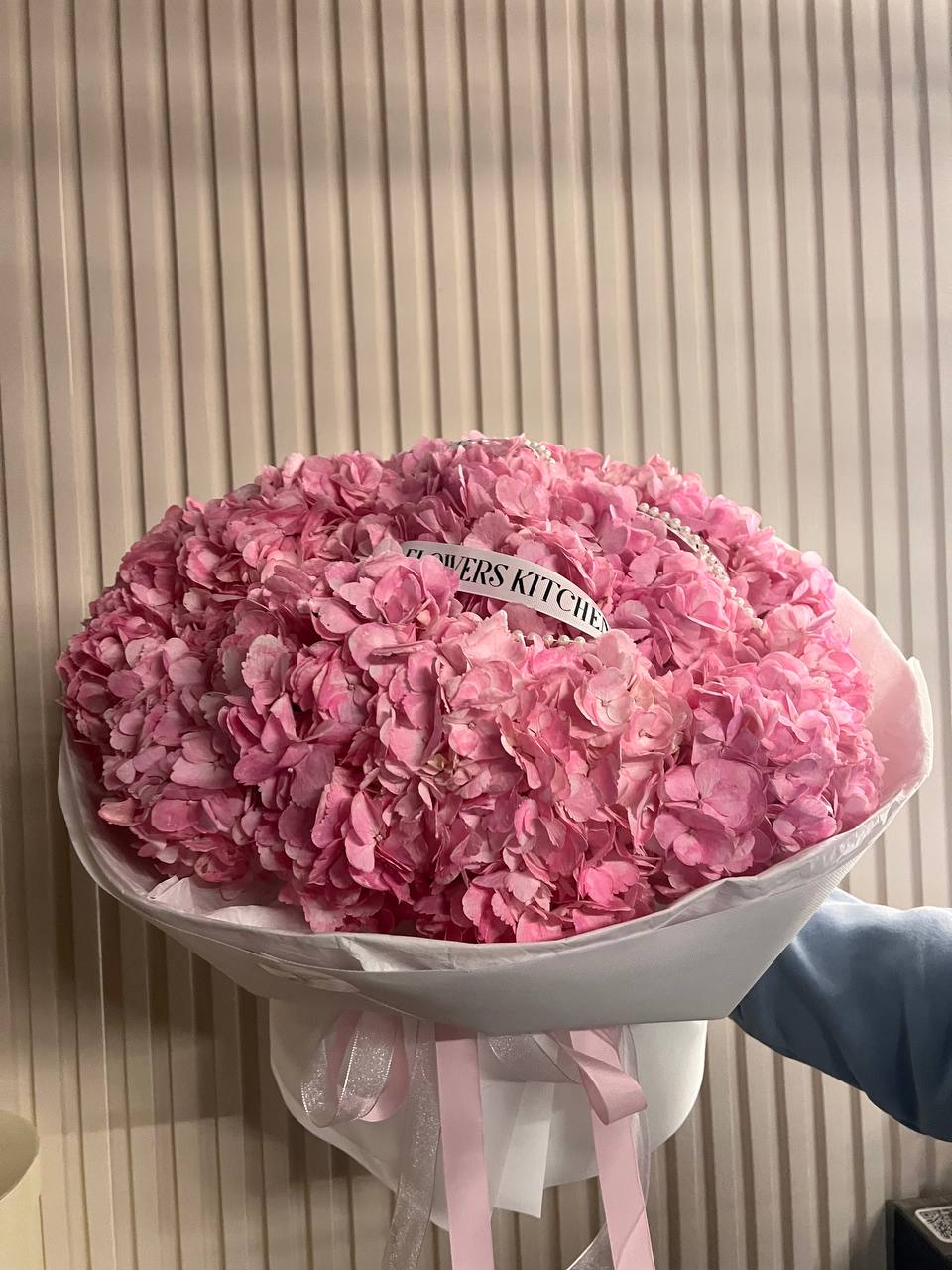 Букет з рожевих гортензій в упакувнні