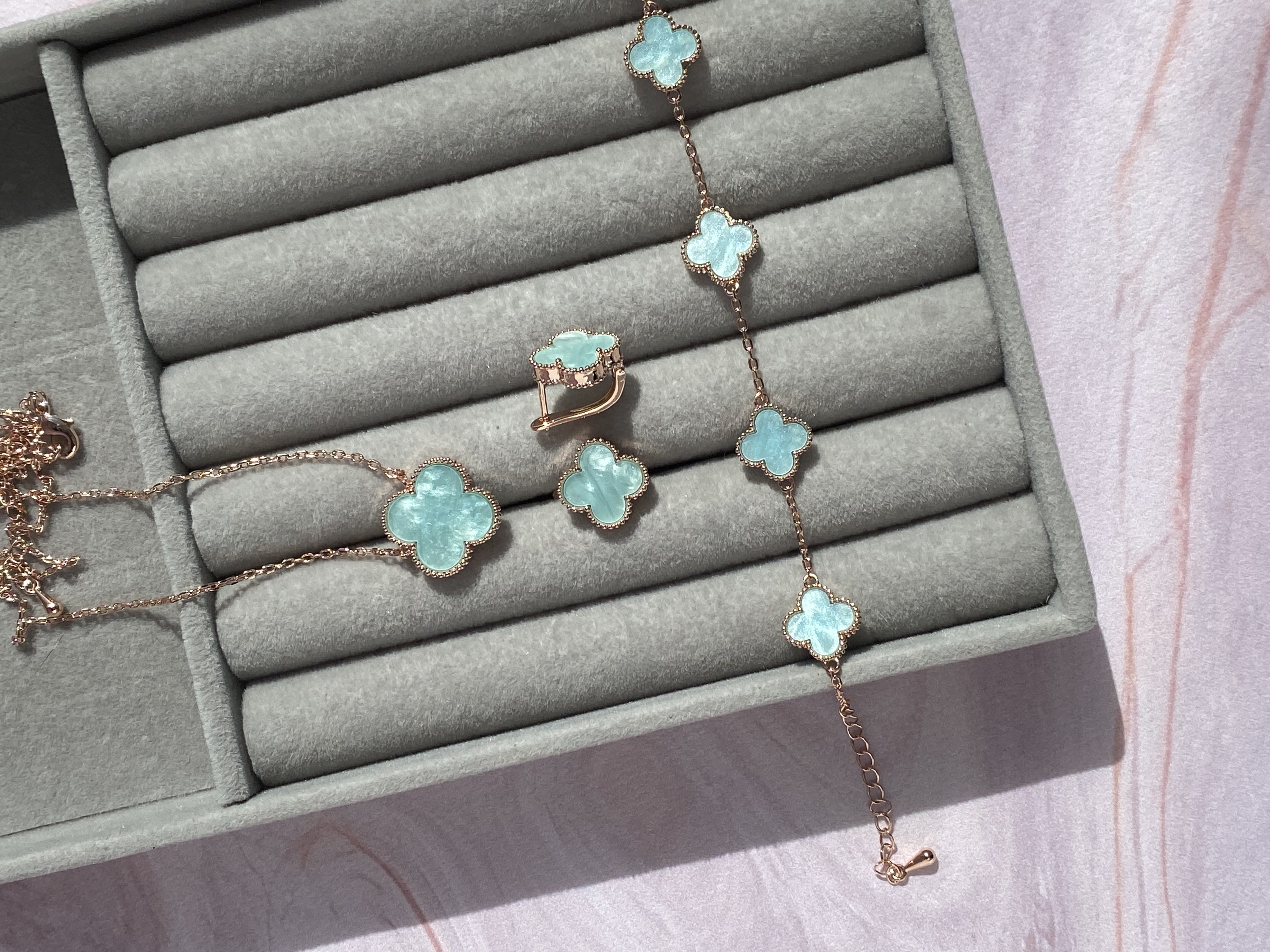 Комплект клевер блакитний перламутр у позолоті