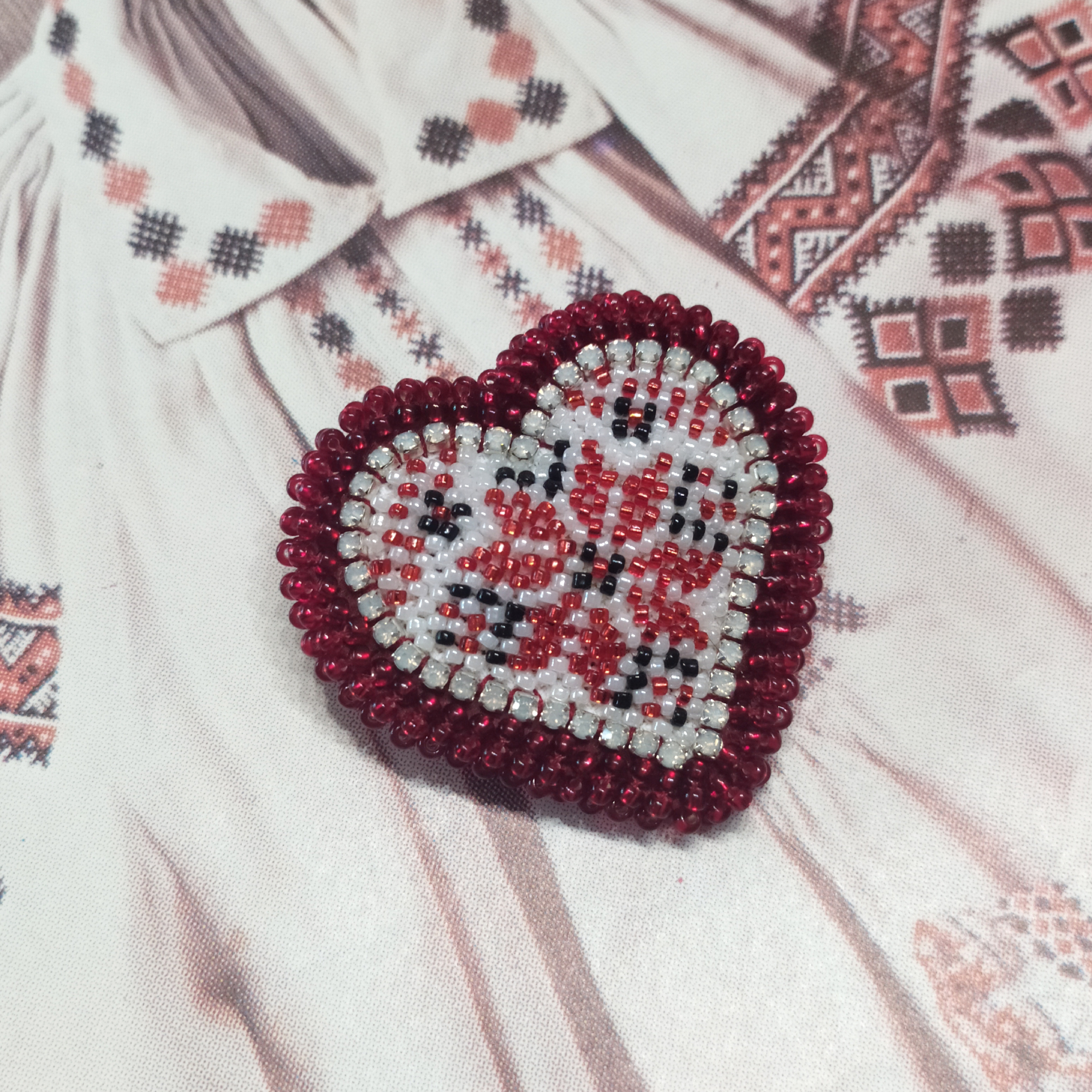 Брошка «Серце Алатир» червона з білим