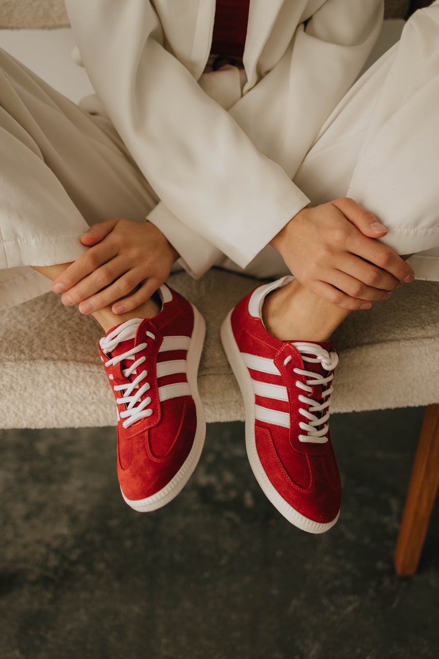 Червоні кеди на плоскій підошві