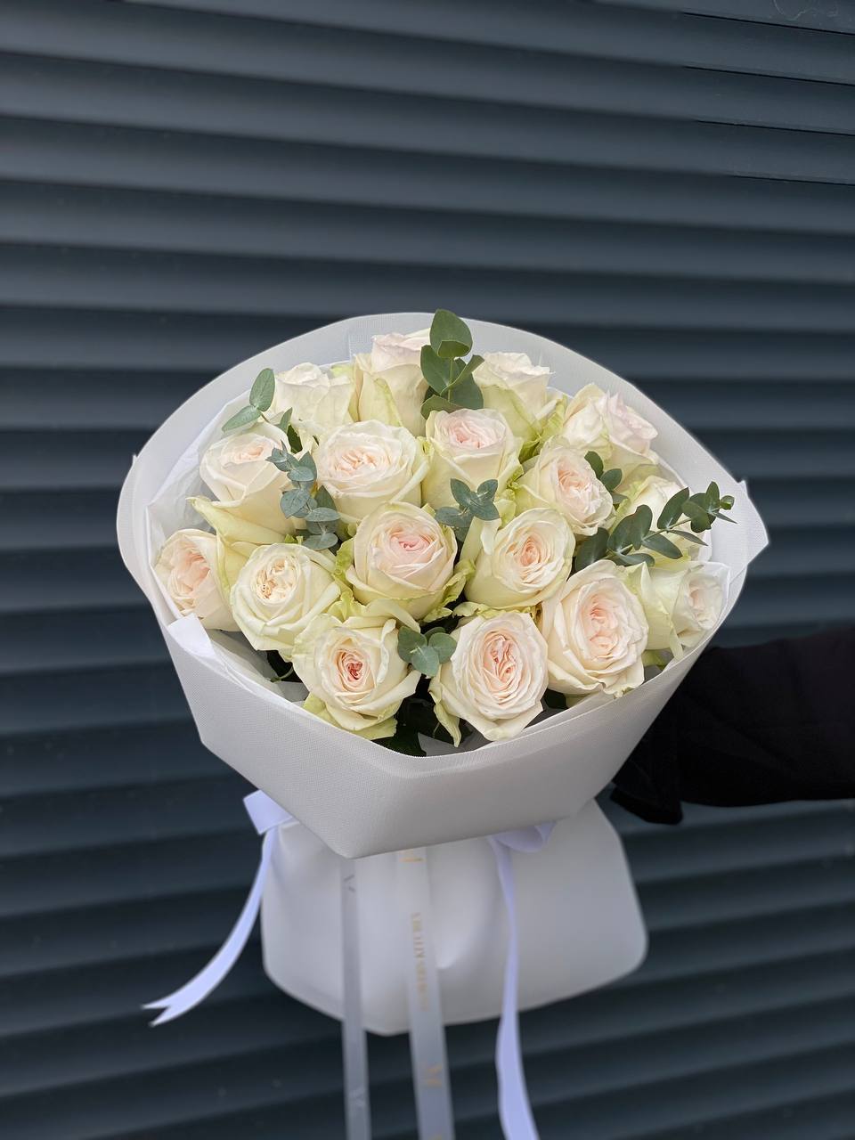 19 парфумованих троянд сорту White O`Haras