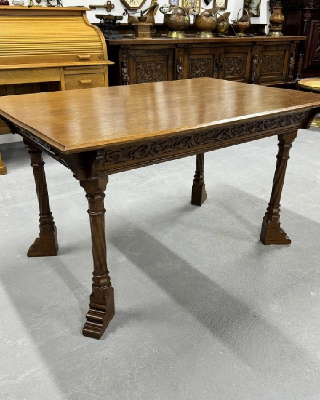 Обідній стіл